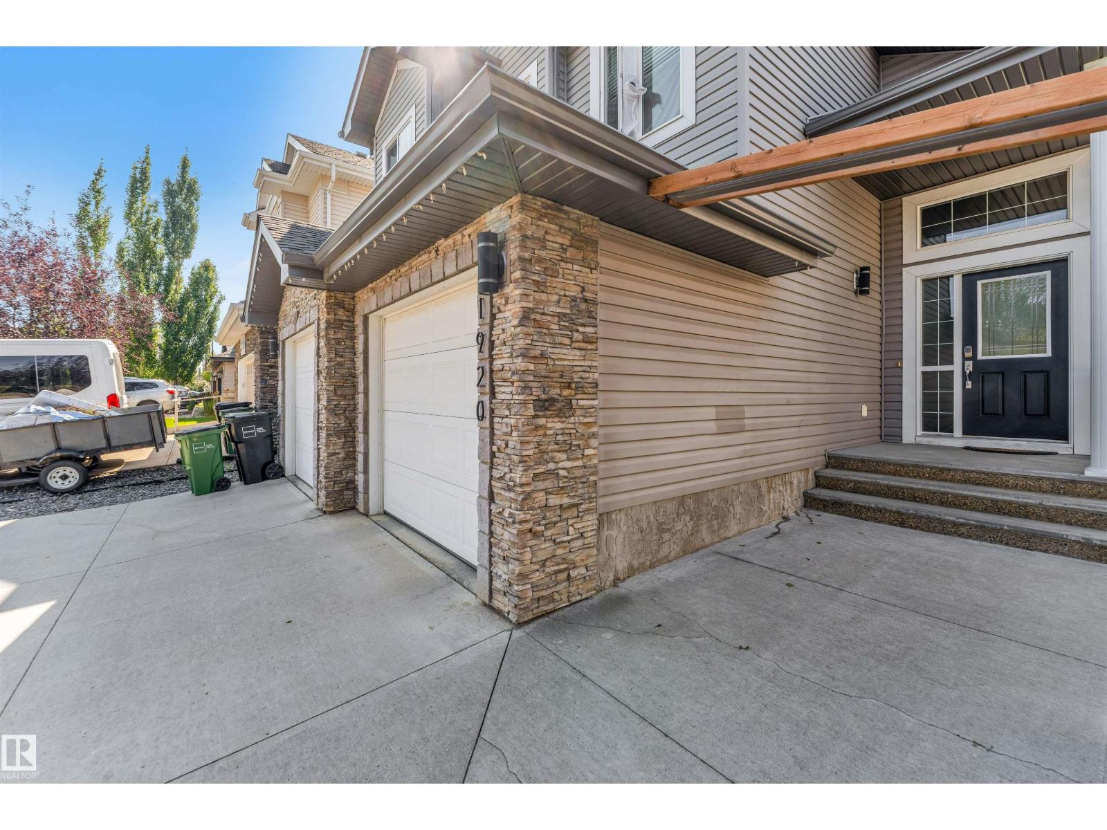 Photo 5 of 1920 69 St Sw, Edmonton AB