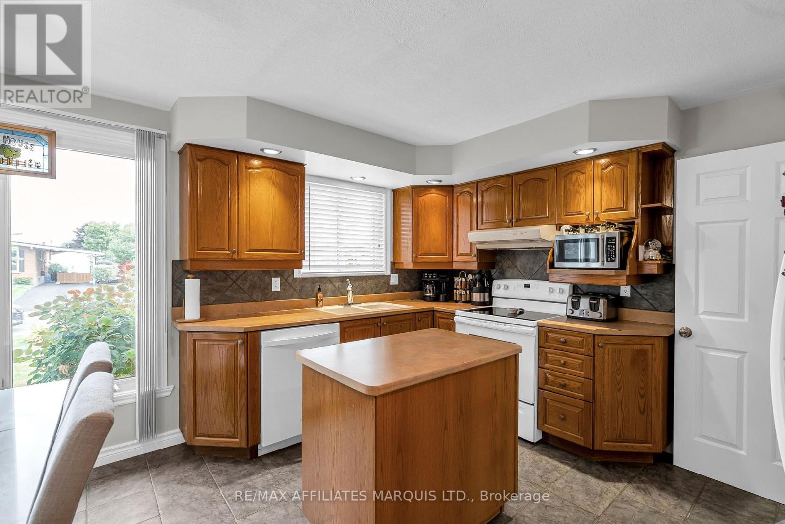 Photo 5 of 417 Beach Avenue, Cornwall ON