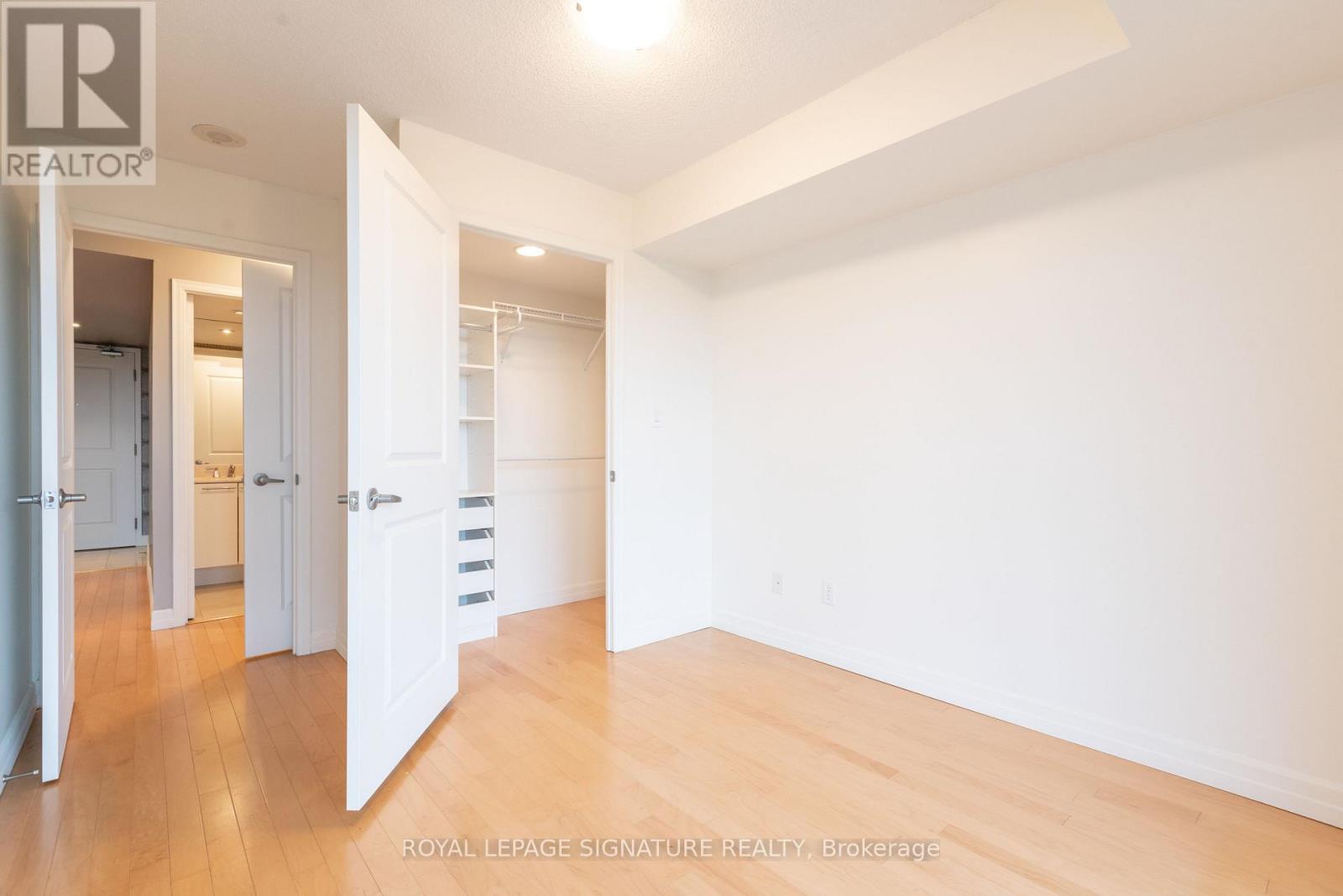 Photo 10 of 1208 900 Mount Pleasant Road, Toronto ON