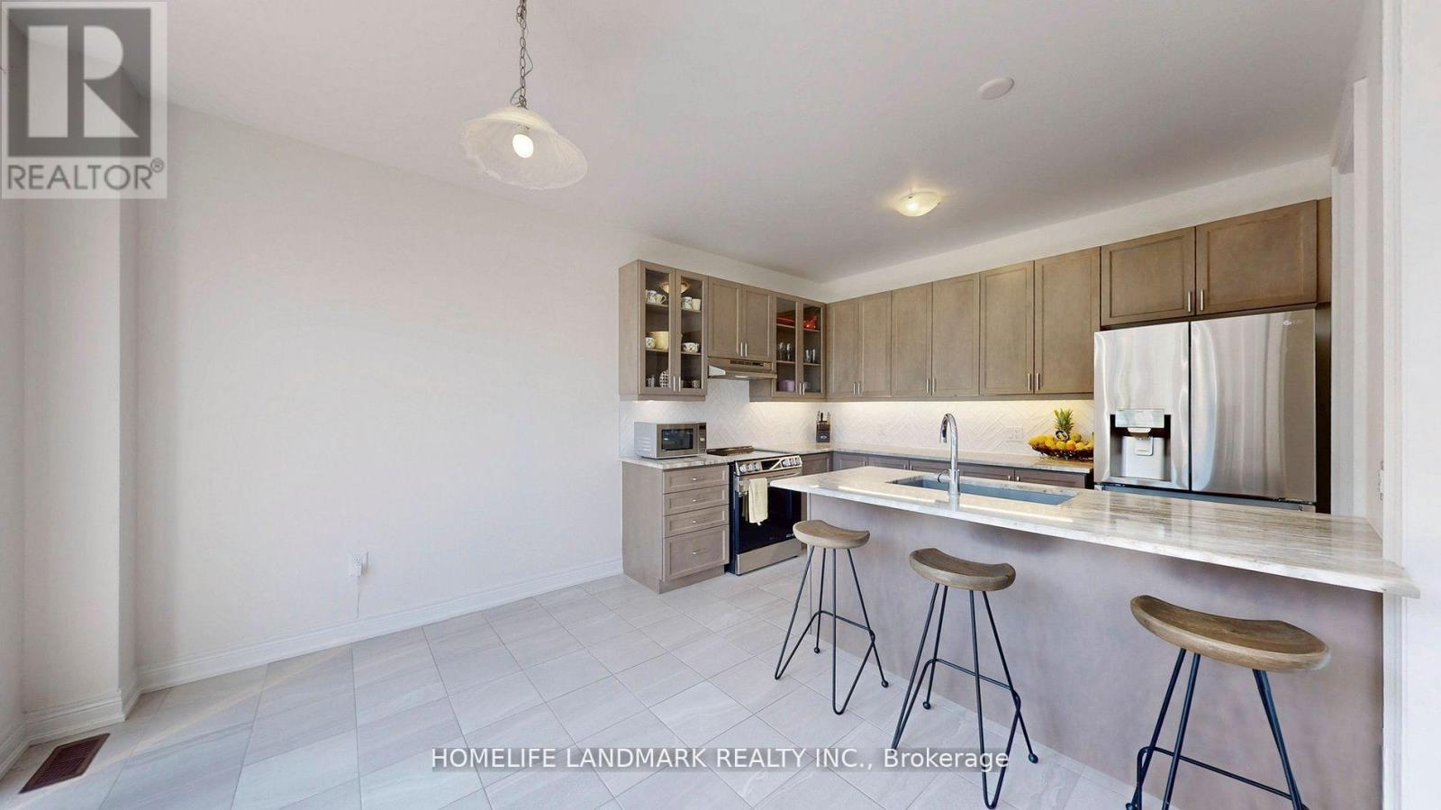 Photo 6 of 199 Seaview Heights, East Gwillimbury ON