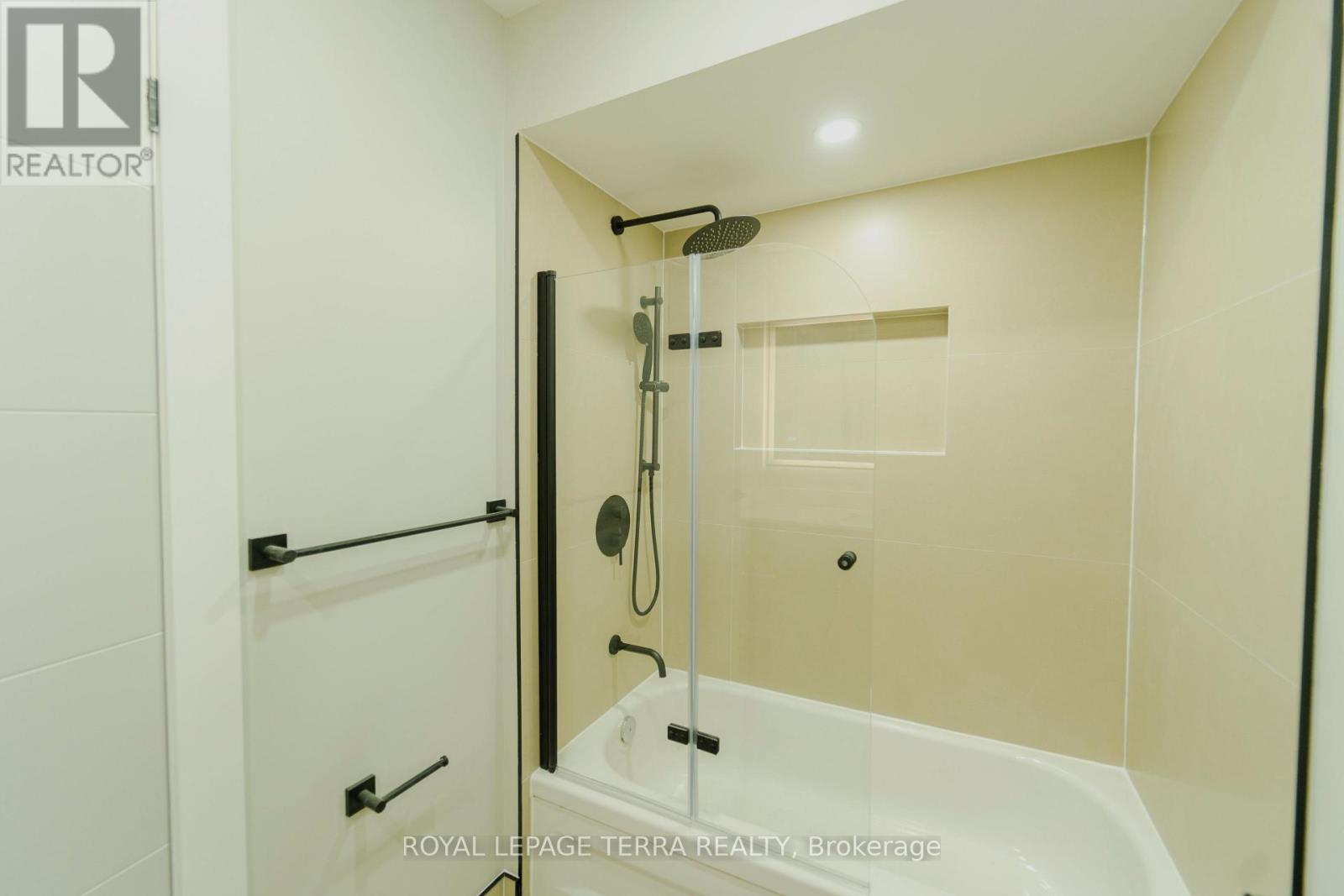 Photo 15 of 20 Histon Crescent, Brampton ON