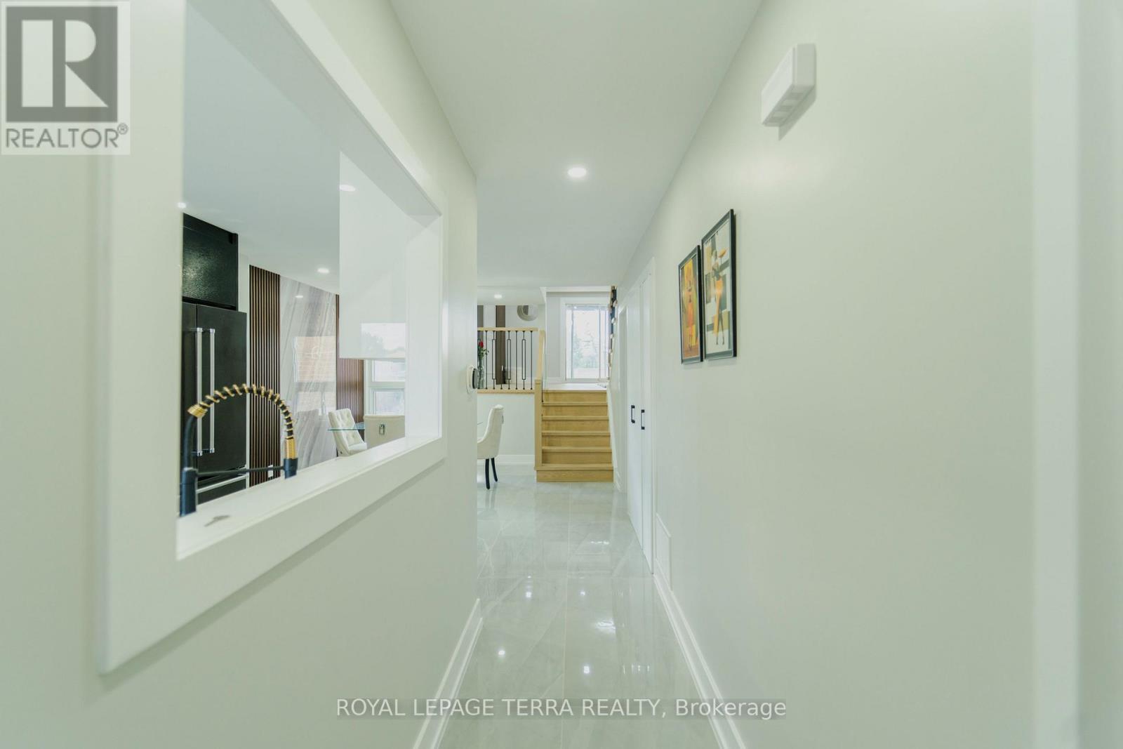 Photo 3 of 20 Histon Crescent, Brampton ON