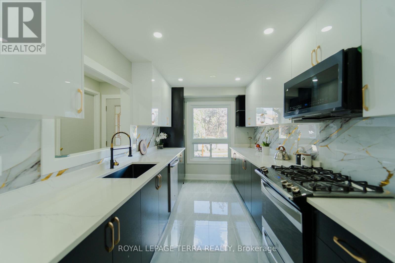 Photo 5 of 20 Histon Crescent, Brampton ON