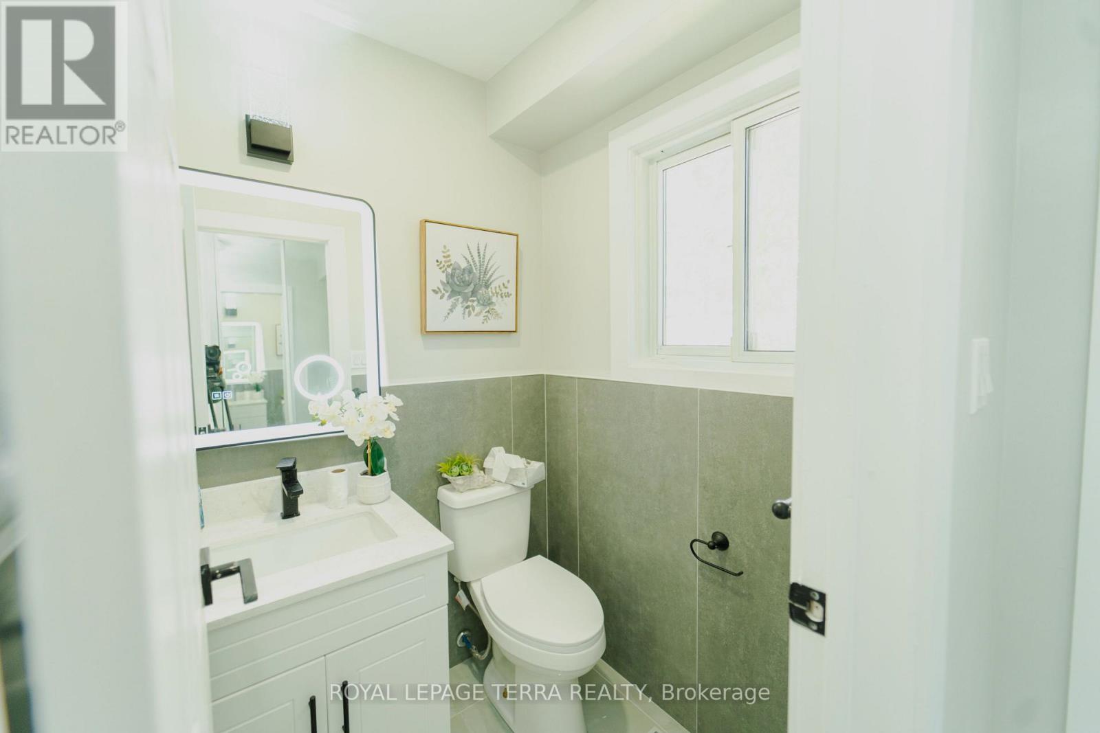 Photo 8 of 20 Histon Crescent, Brampton ON