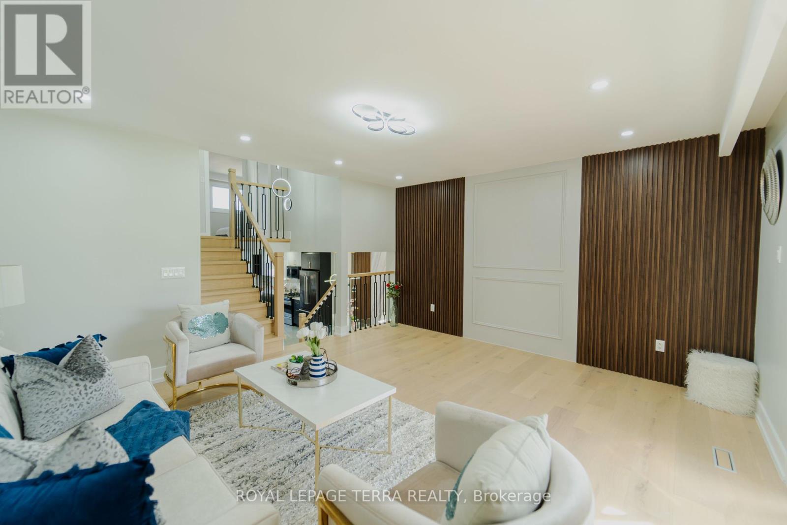 Photo 9 of 20 Histon Crescent, Brampton ON