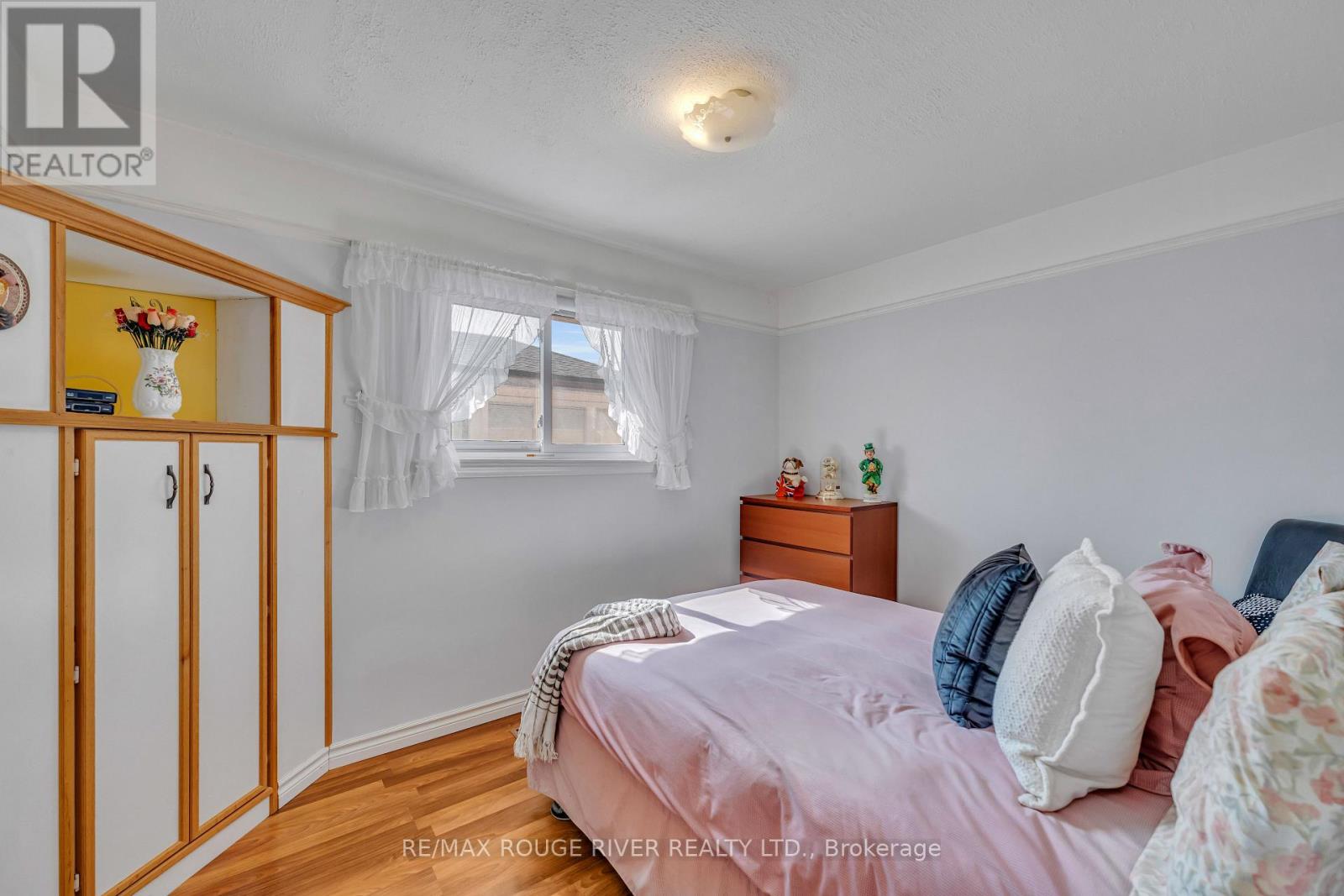Photo 11 of 686 Perry Crescent, Oshawa ON