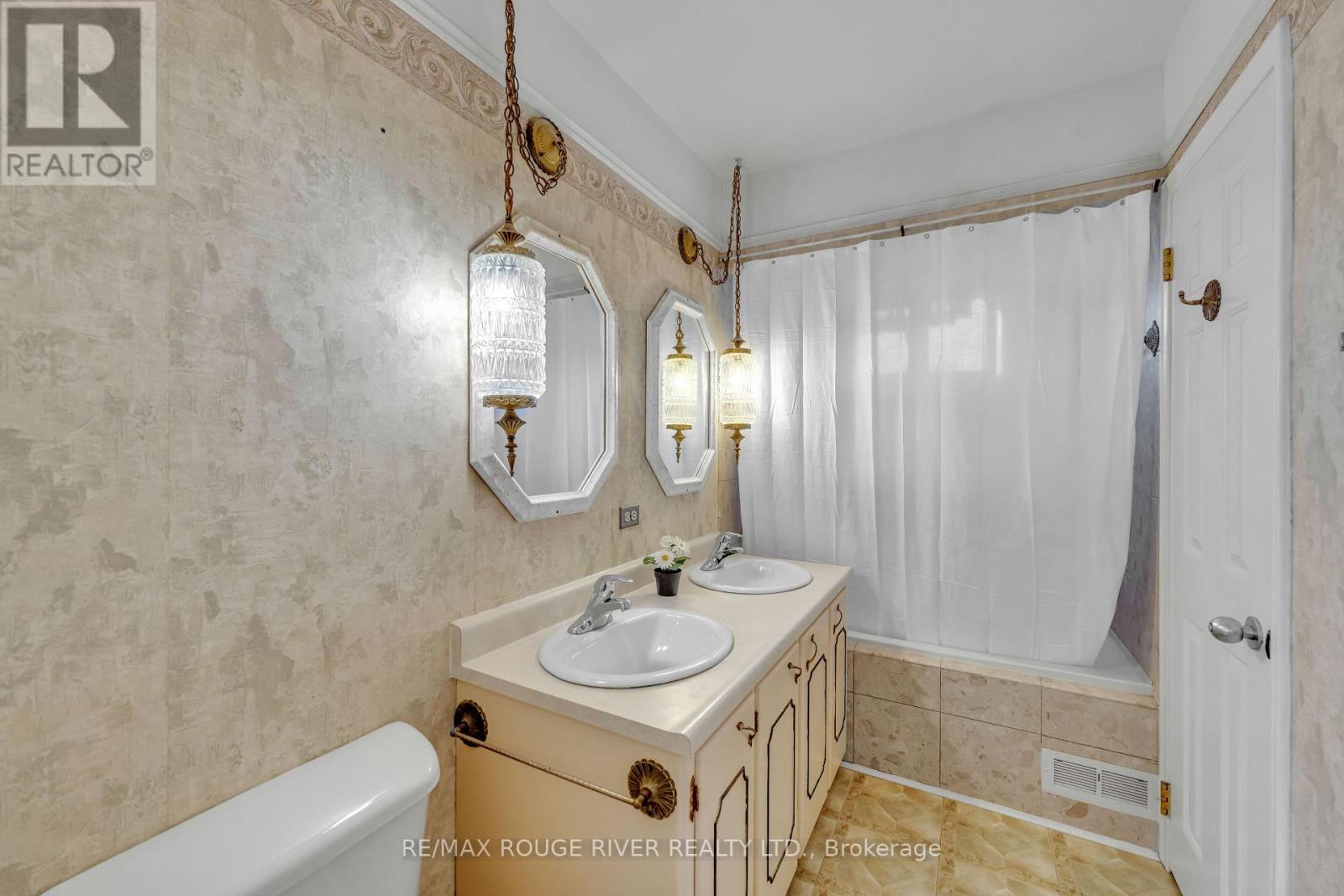 Photo 12 of 686 Perry Crescent, Oshawa ON
