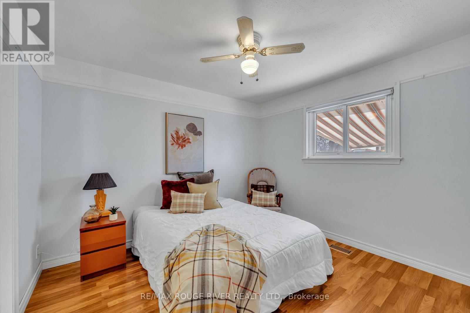 Photo 13 of 686 Perry Crescent, Oshawa ON