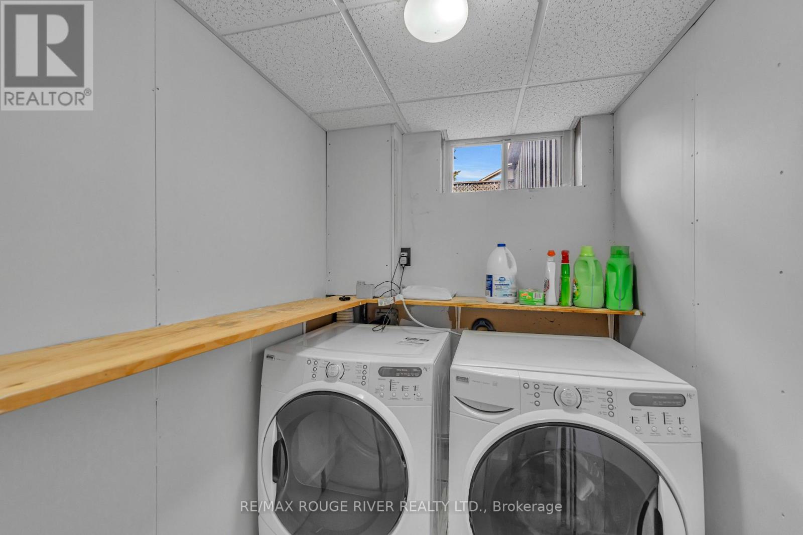 Photo 19 of 686 Perry Crescent, Oshawa ON