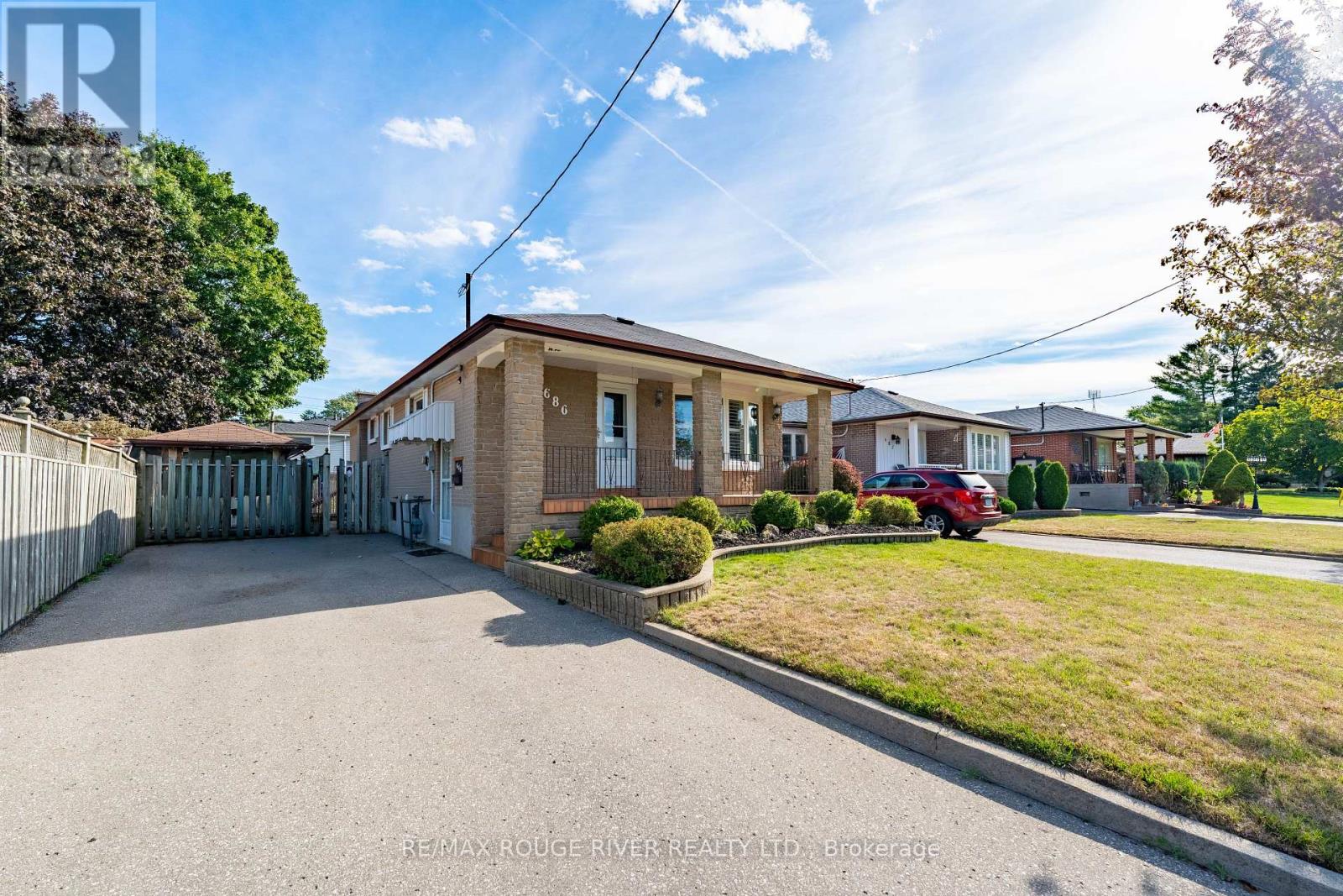 Photo 2 of 686 Perry Crescent, Oshawa ON