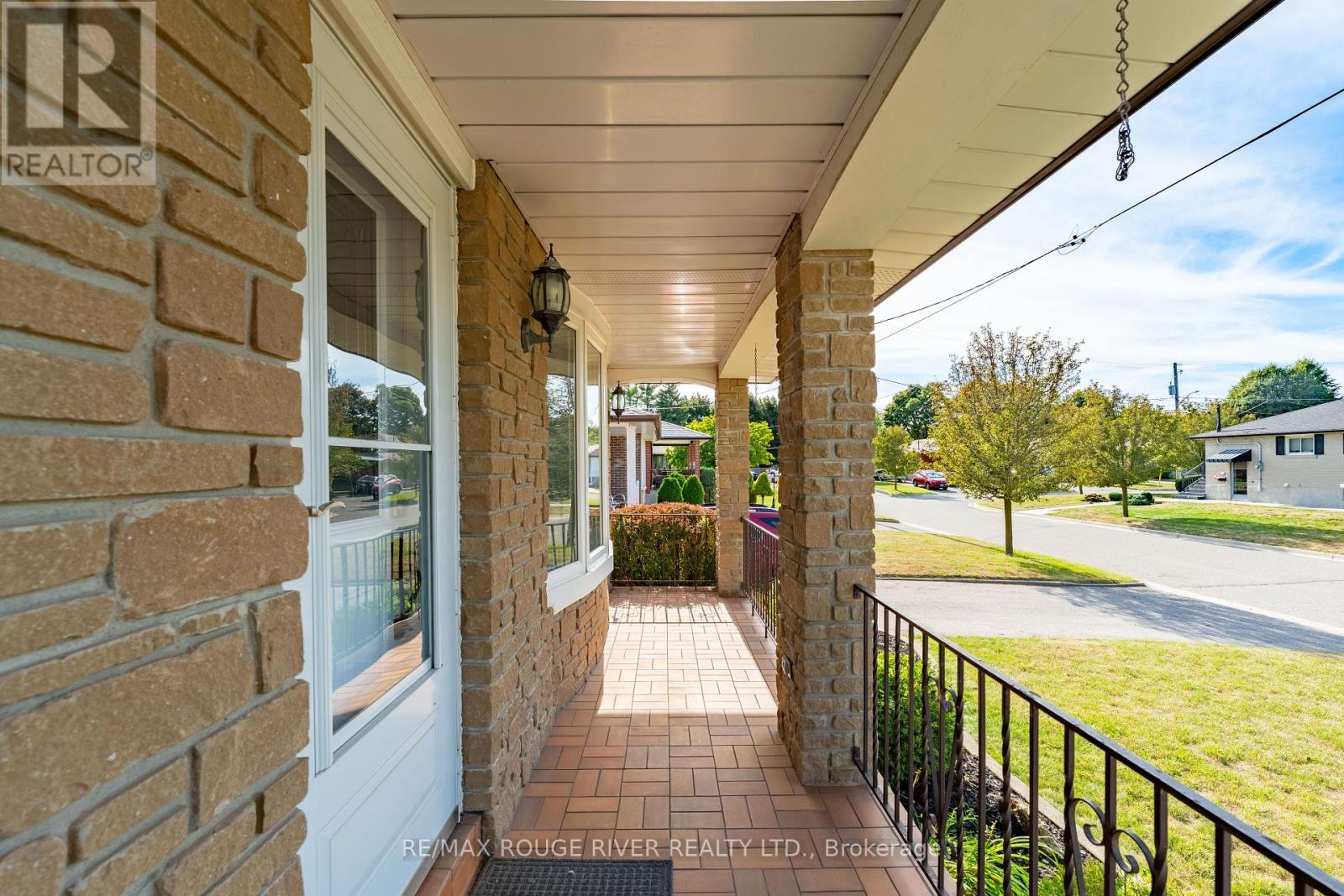 Photo 3 of 686 Perry Crescent, Oshawa ON