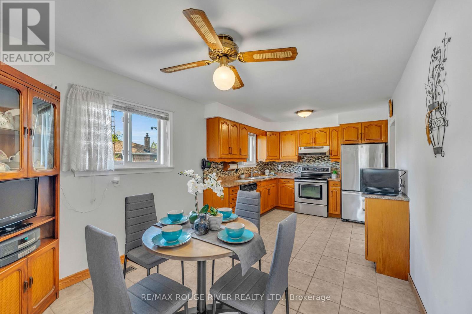 Photo 5 of 686 Perry Crescent, Oshawa ON