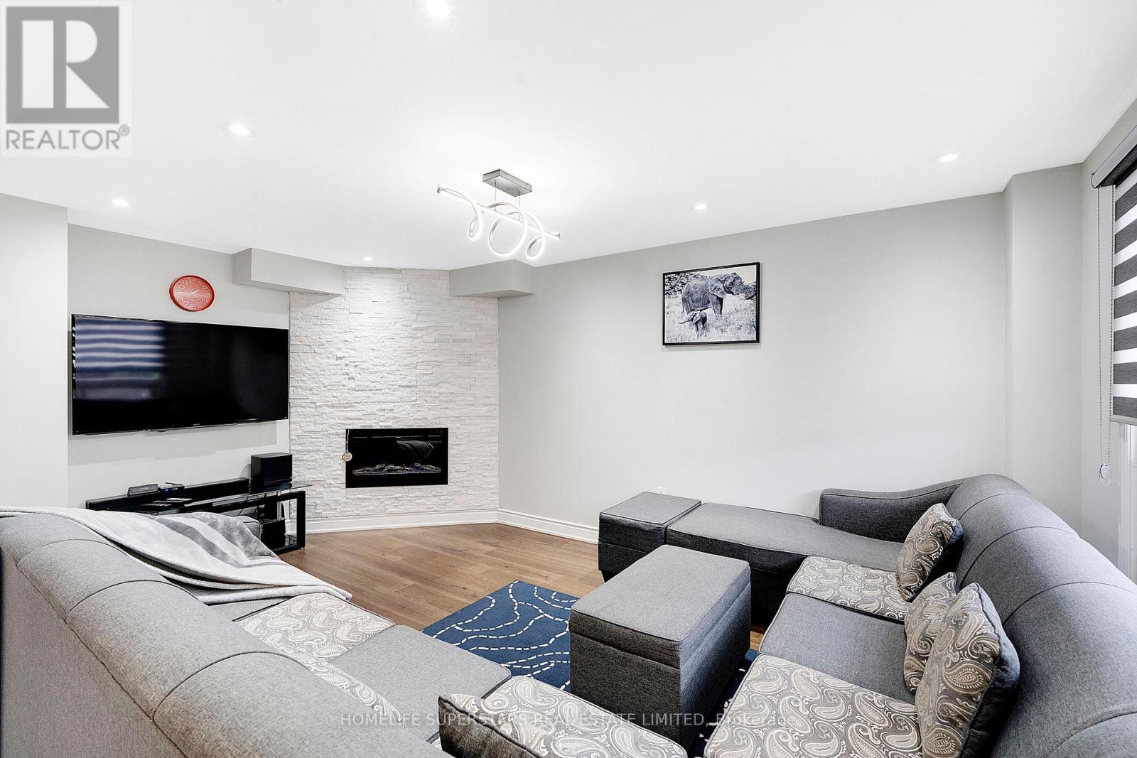 Photo 11 of 26 Songsparrow Drive, Brampton ON