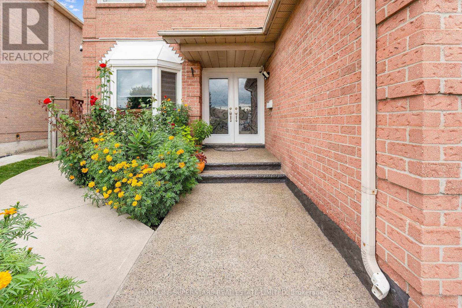 Photo 2 of 26 Songsparrow Drive, Brampton ON