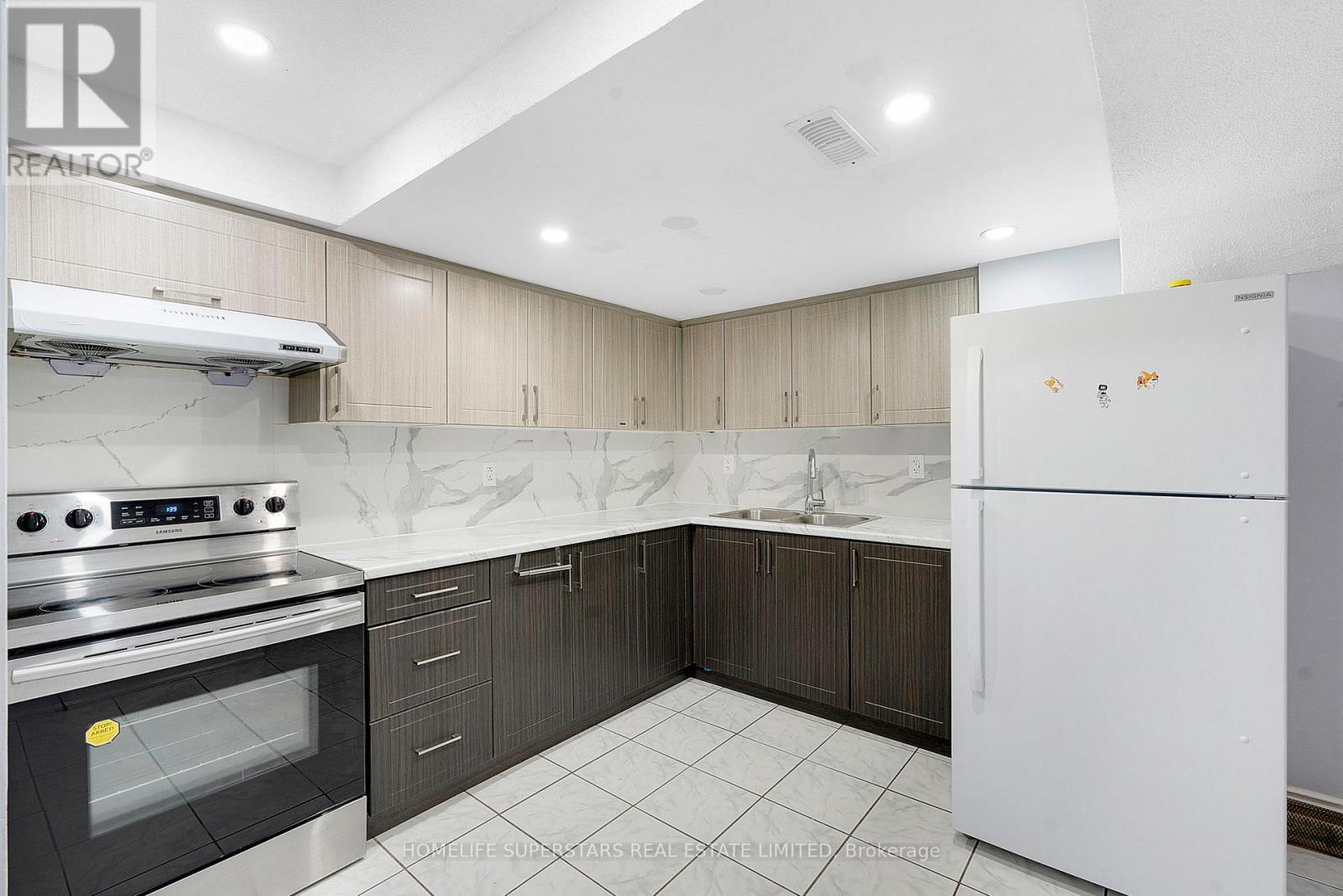 Photo 32 of 26 Songsparrow Drive, Brampton ON
