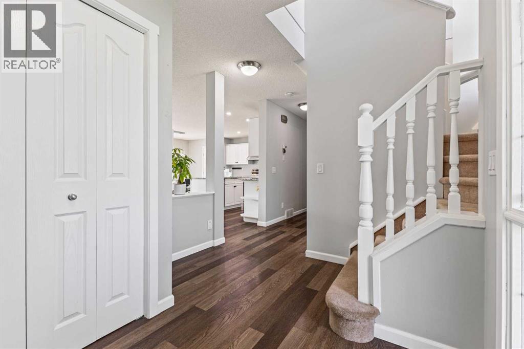 Photo 4 of 30 Spring Mews Sw, Calgary AB