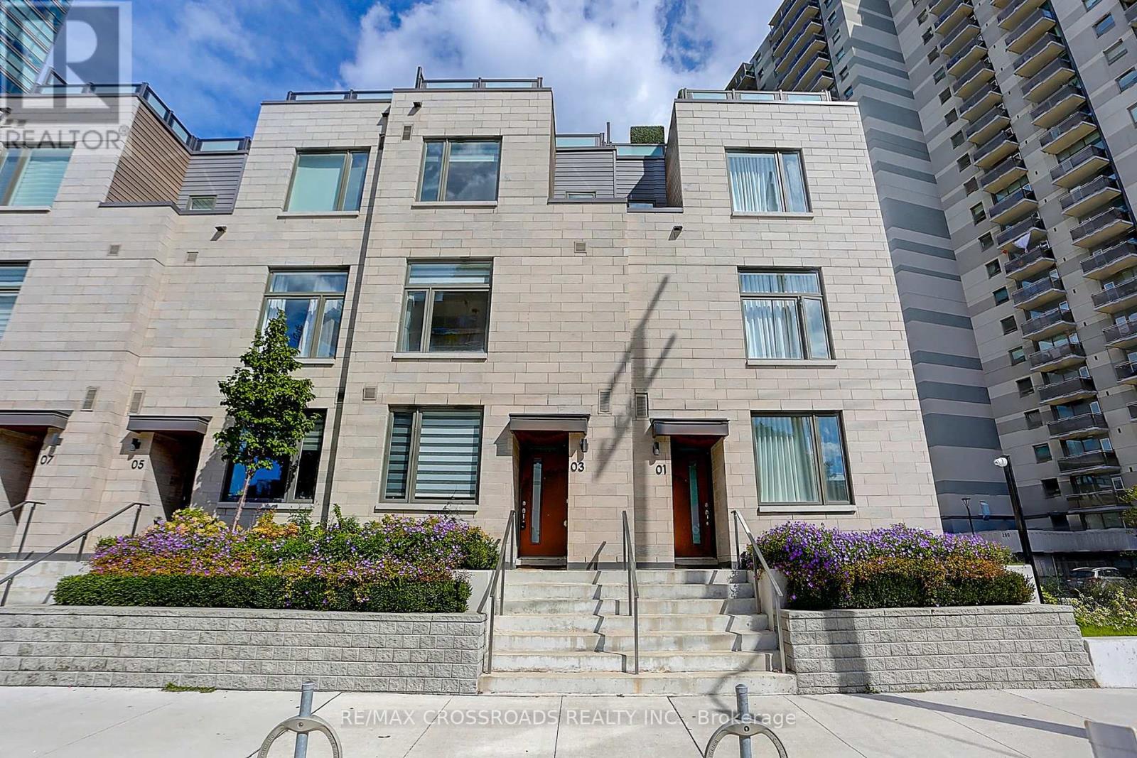 Photo 1 of Th 3 270 Davenport Road, Toronto ON