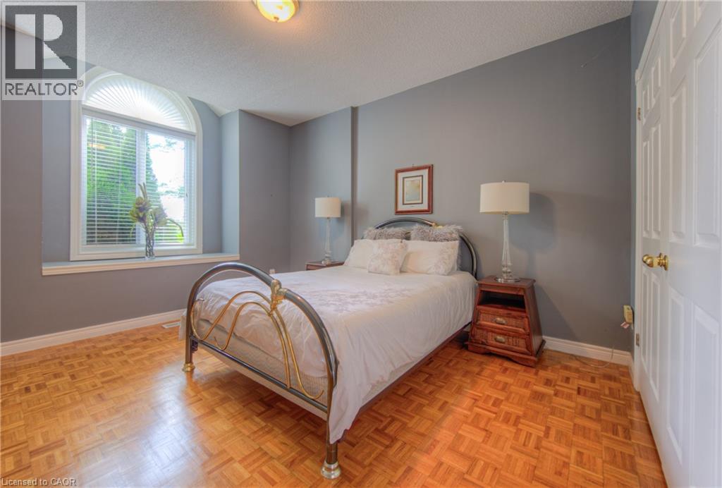 Photo 12 of 43 Postoaks Drive Drive, Mount Hope ON