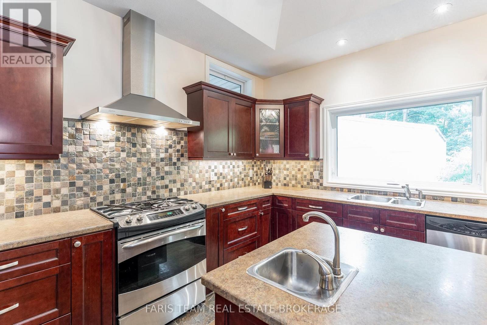 Photo 7 of 193 Gilwood Park Drive, Penetanguishene ON