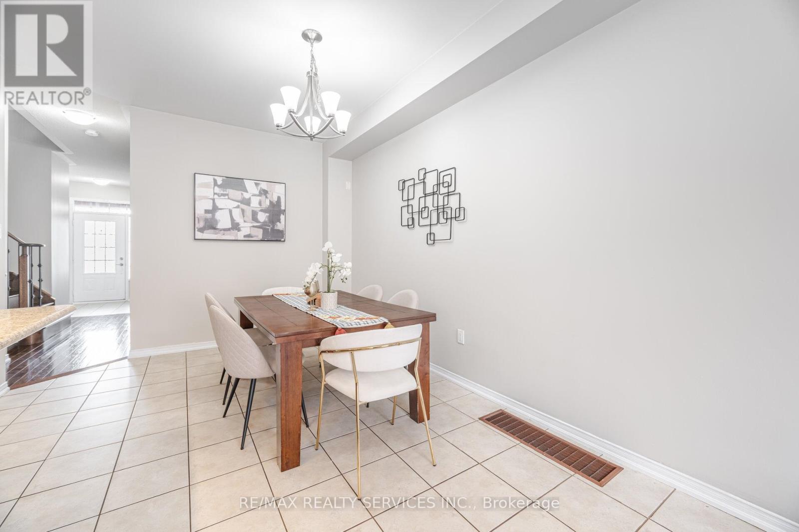 Photo 12 of 162 Sussexvale Drive, Brampton ON