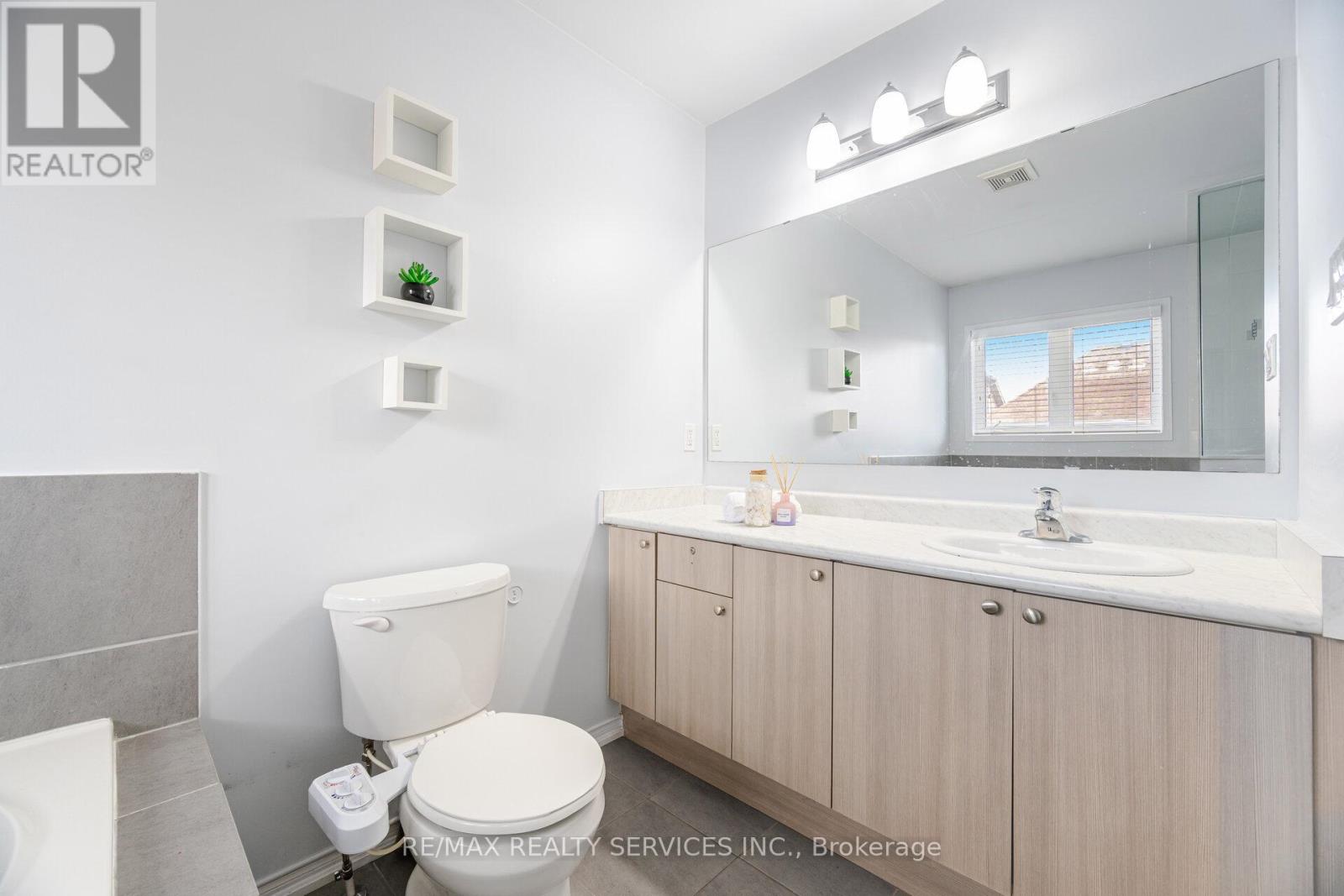 Photo 25 of 162 Sussexvale Drive, Brampton ON