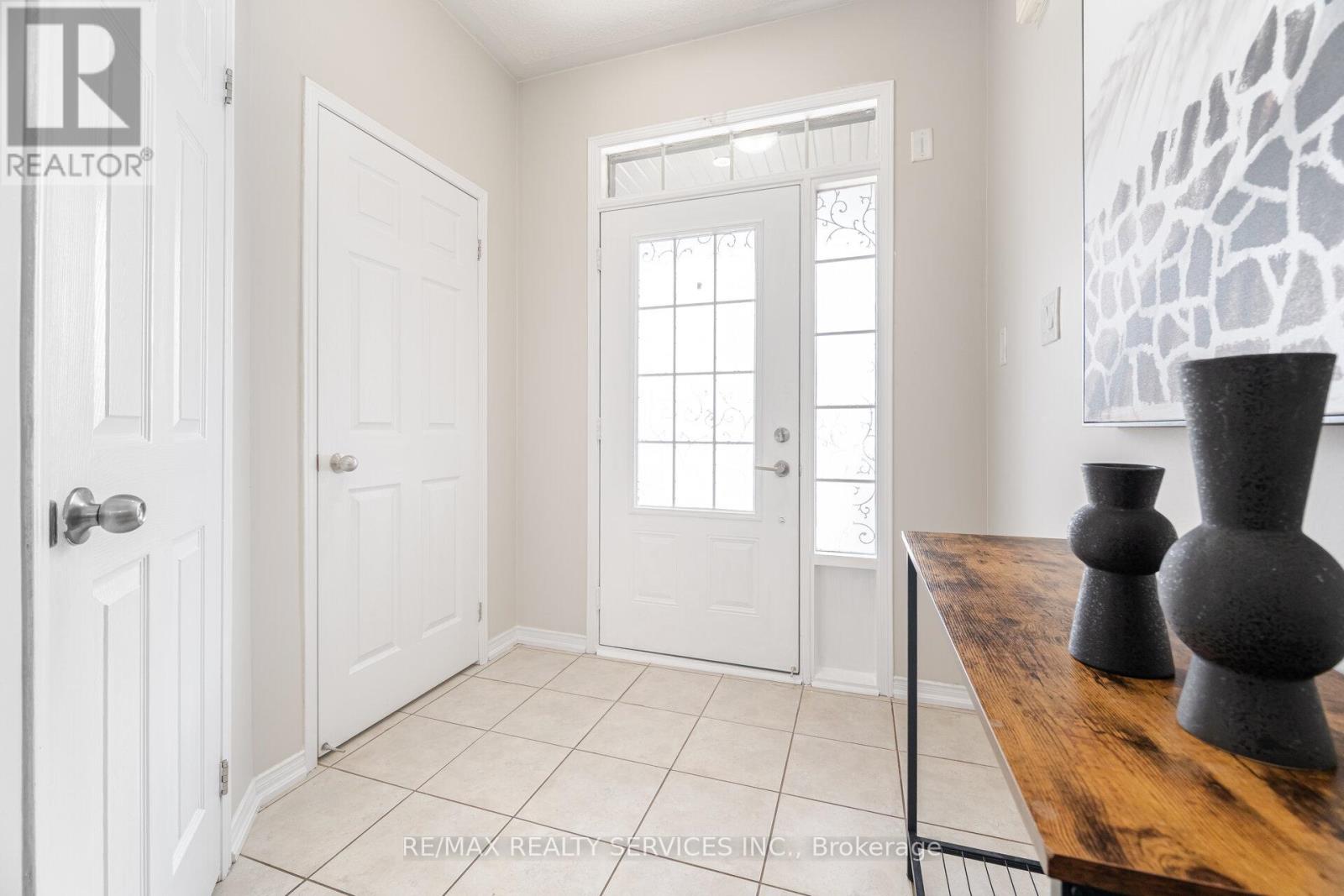 Photo 5 of 162 Sussexvale Drive, Brampton ON