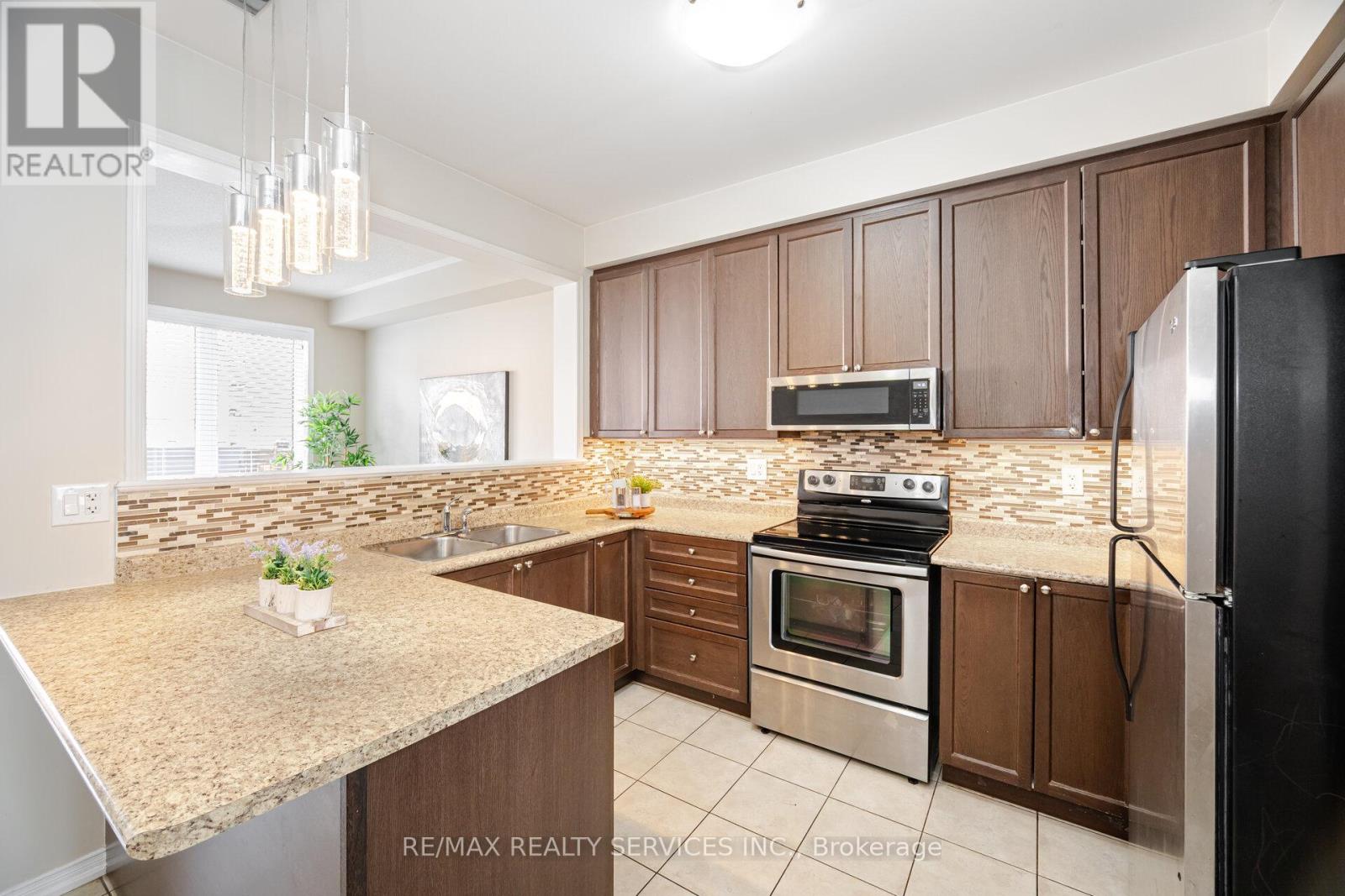 Photo 8 of 162 Sussexvale Drive, Brampton ON