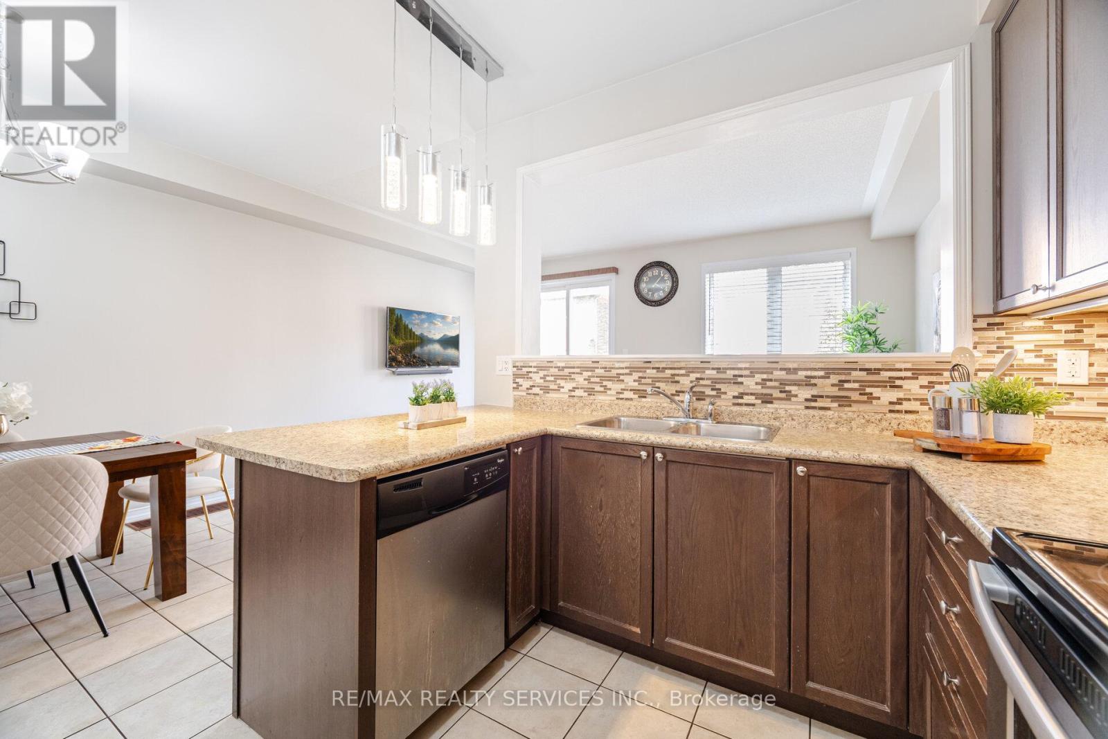 Photo 9 of 162 Sussexvale Drive, Brampton ON