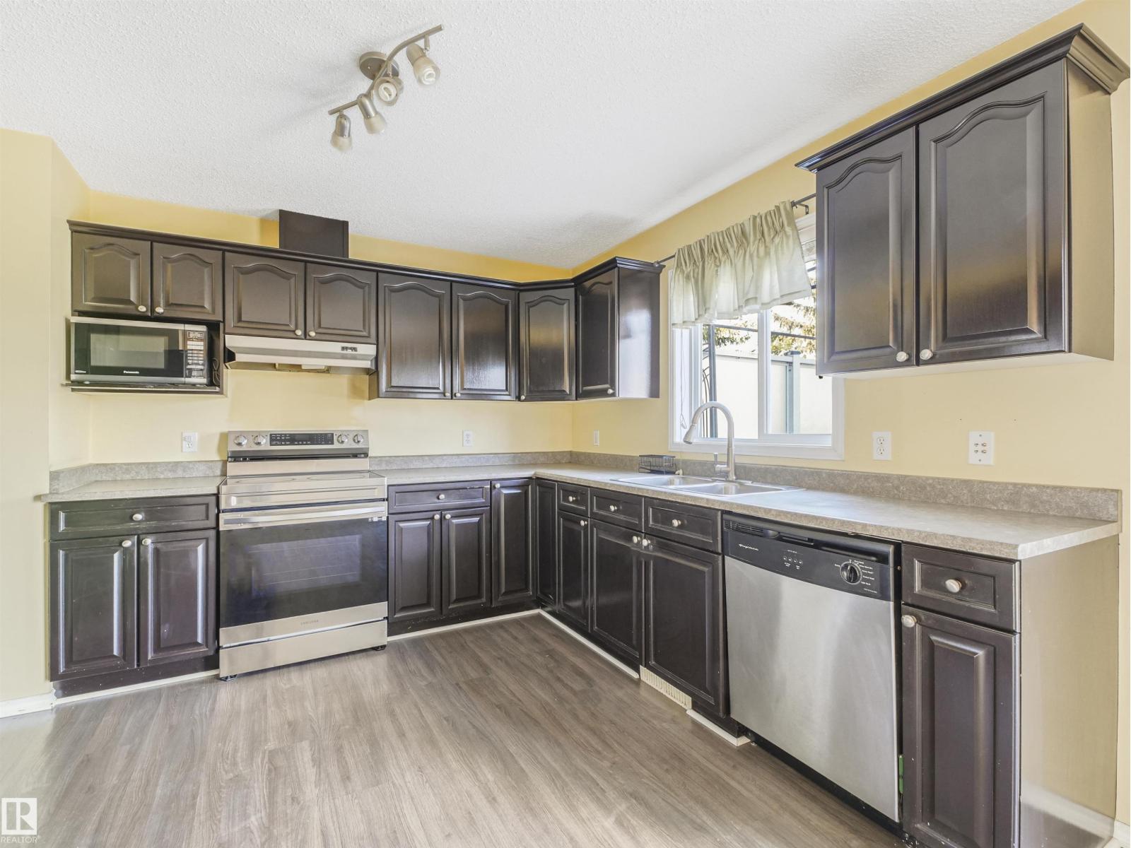 Photo 16 of 57 3380 28 A Av Nw, Edmonton AB
