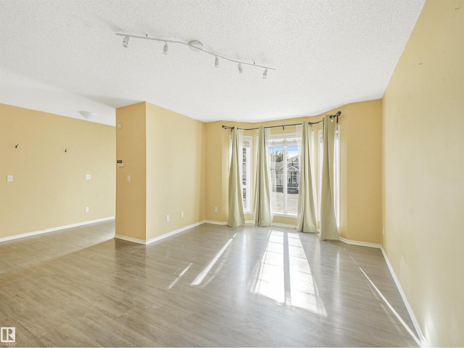 Photo 8 of 57 3380 28 A Av Nw, Edmonton AB