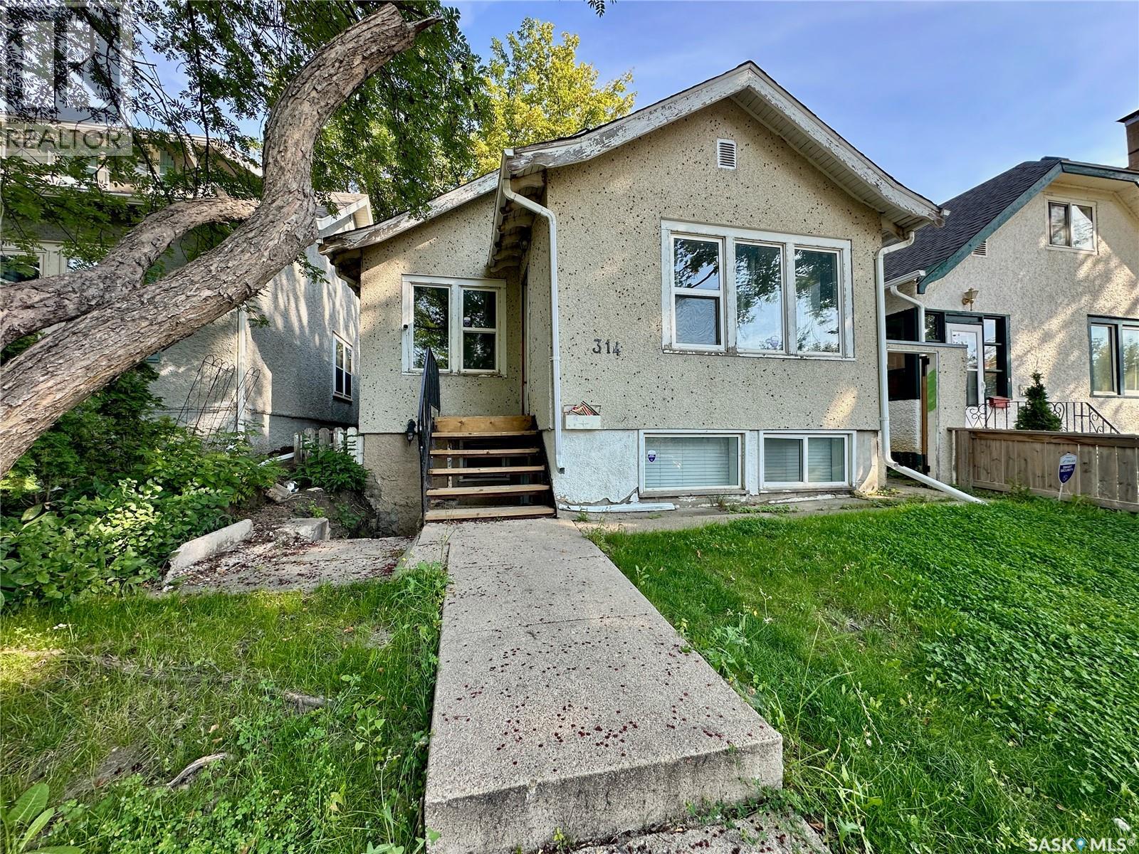 Photo 2 of 314 26th Street W, Saskatoon SK