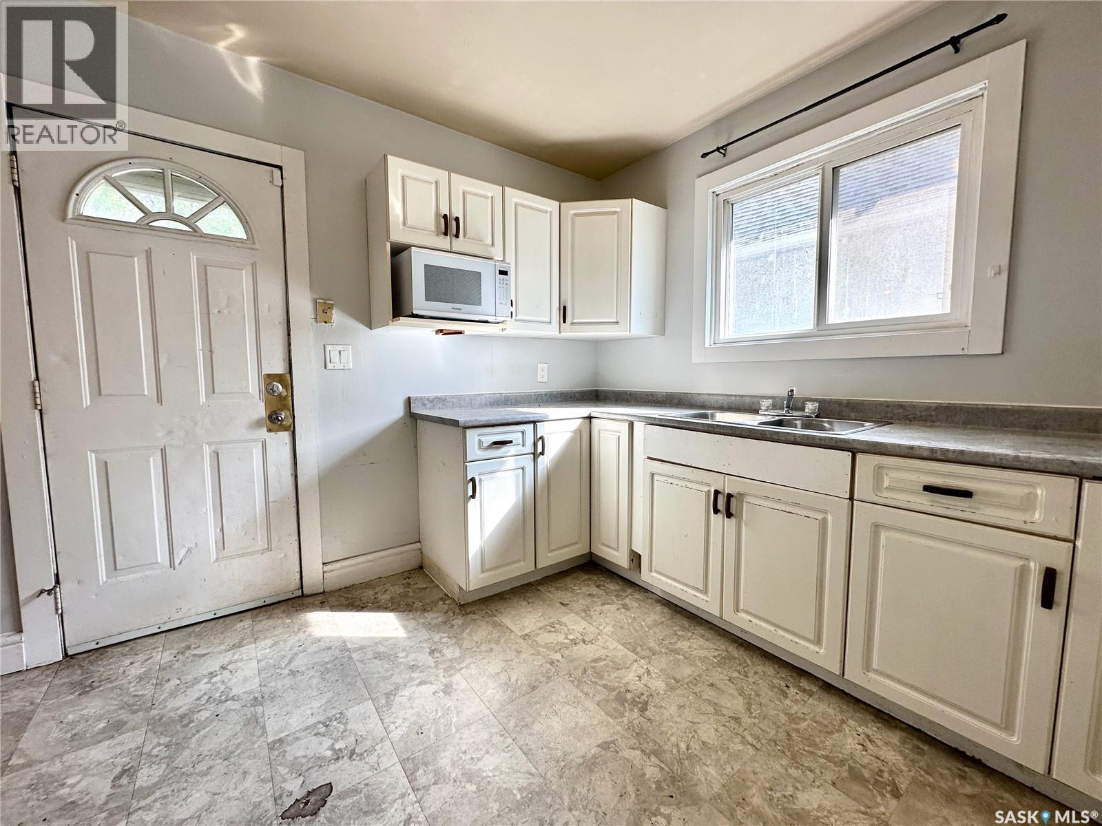 Photo 9 of 314 26th Street W, Saskatoon SK