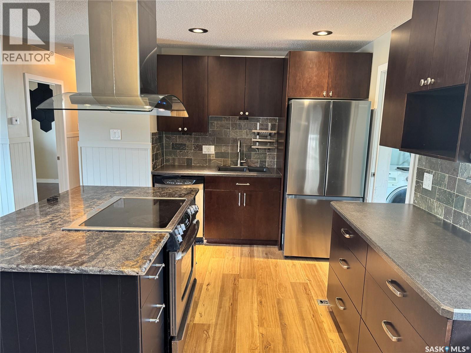 Photo 10 of 414 Witney Avenue N, Saskatoon SK