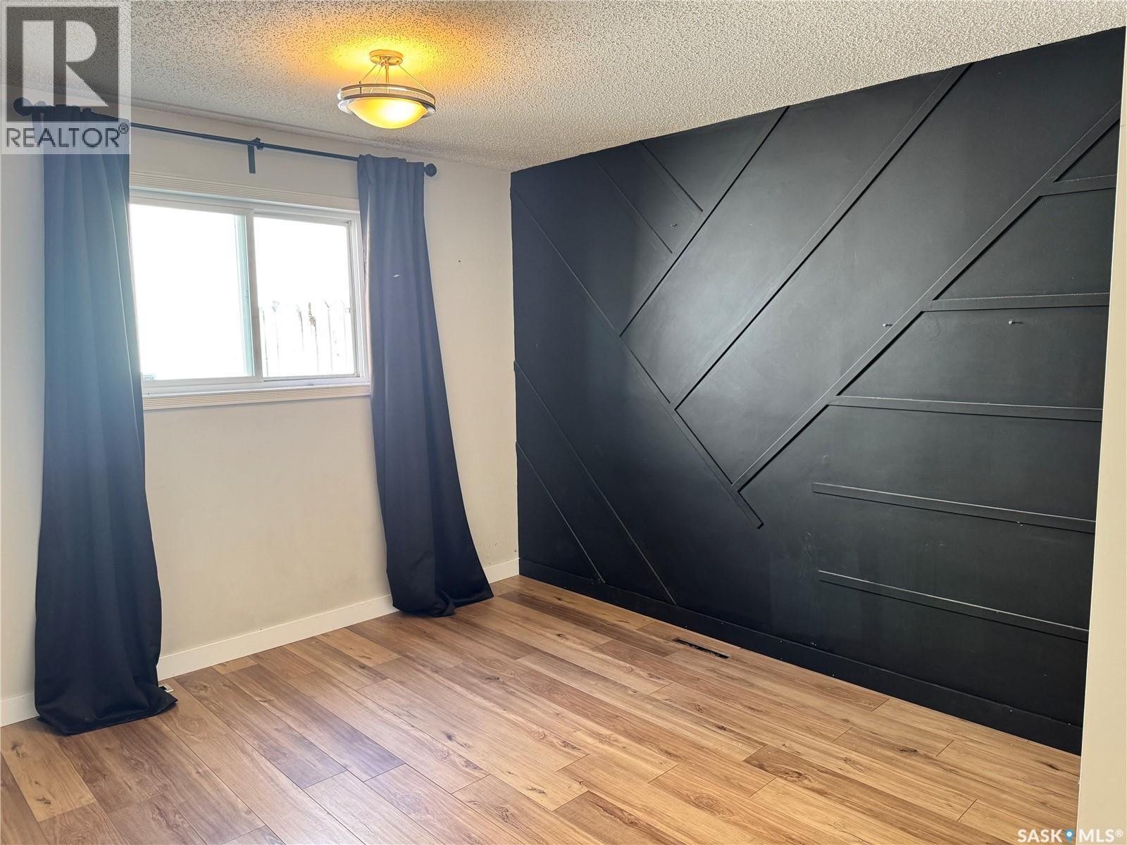 Photo 17 of 414 Witney Avenue N, Saskatoon SK