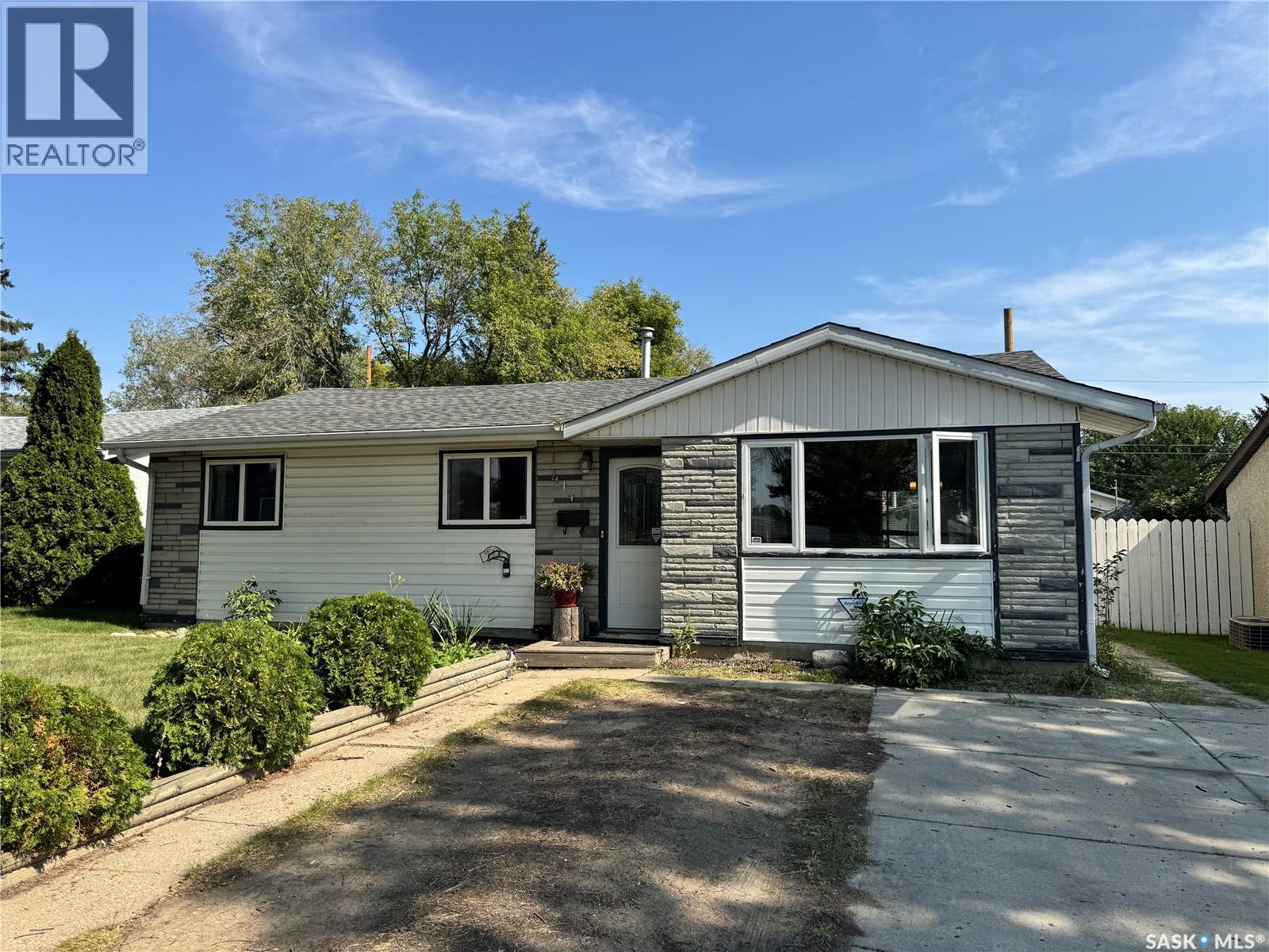 Photo 2 of 414 Witney Avenue N, Saskatoon SK