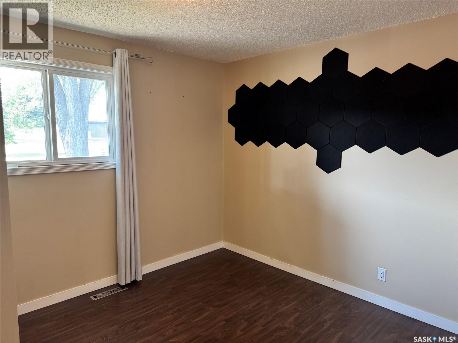 Photo 20 of 414 Witney Avenue N, Saskatoon SK