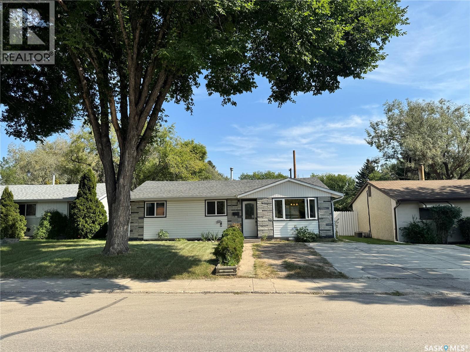 Photo 3 of 414 Witney Avenue N, Saskatoon SK