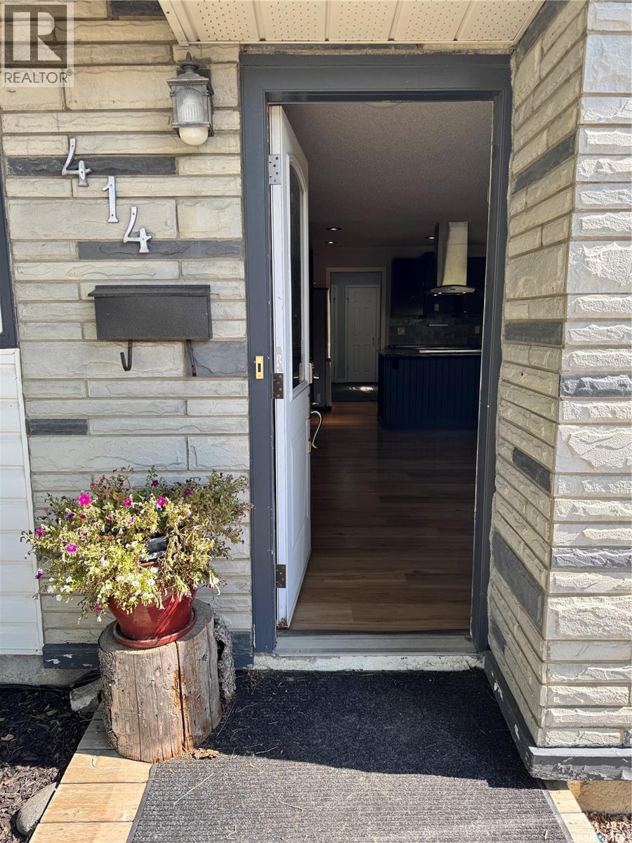 Photo 4 of 414 Witney Avenue N, Saskatoon SK