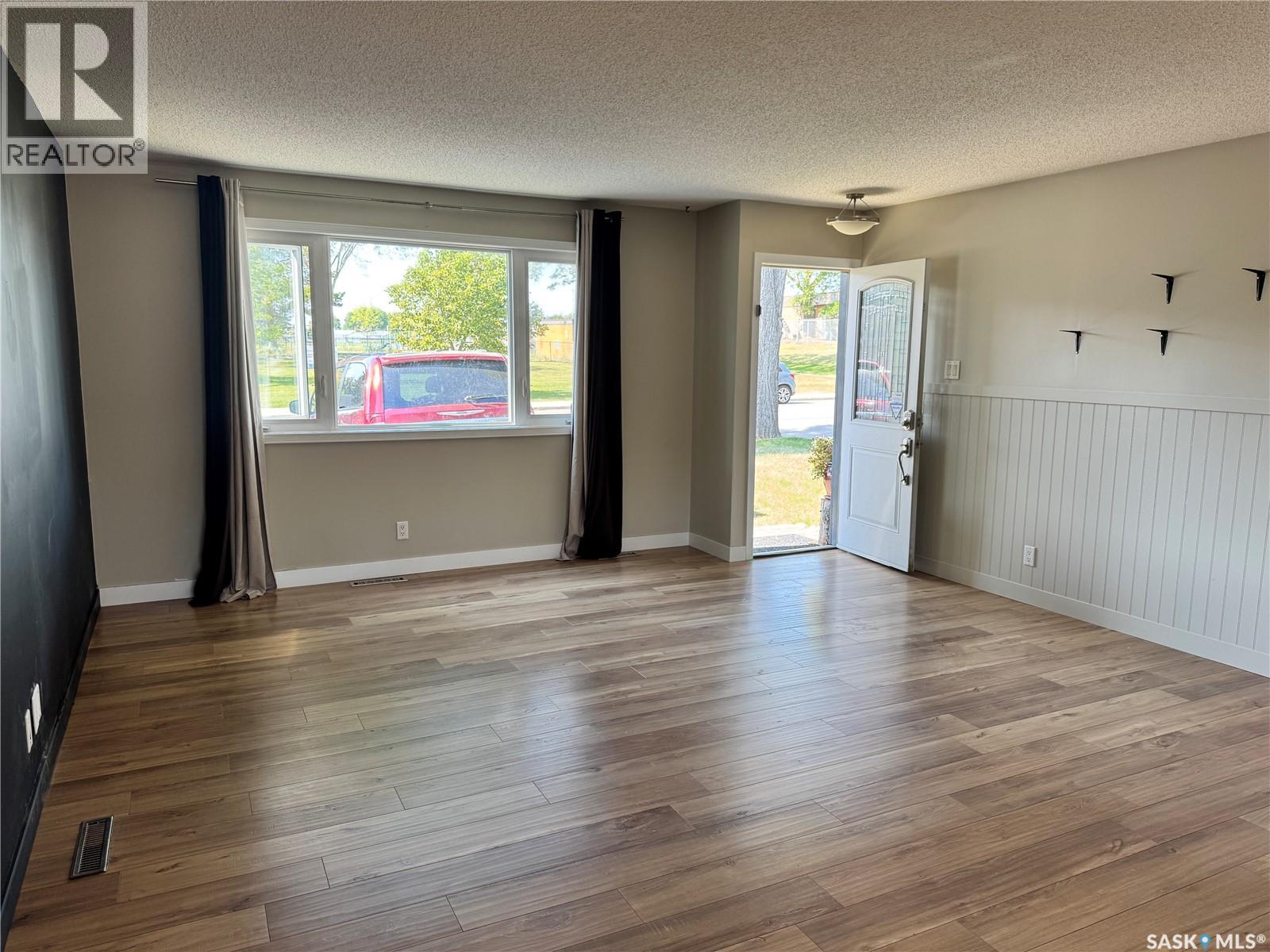 Photo 5 of 414 Witney Avenue N, Saskatoon SK