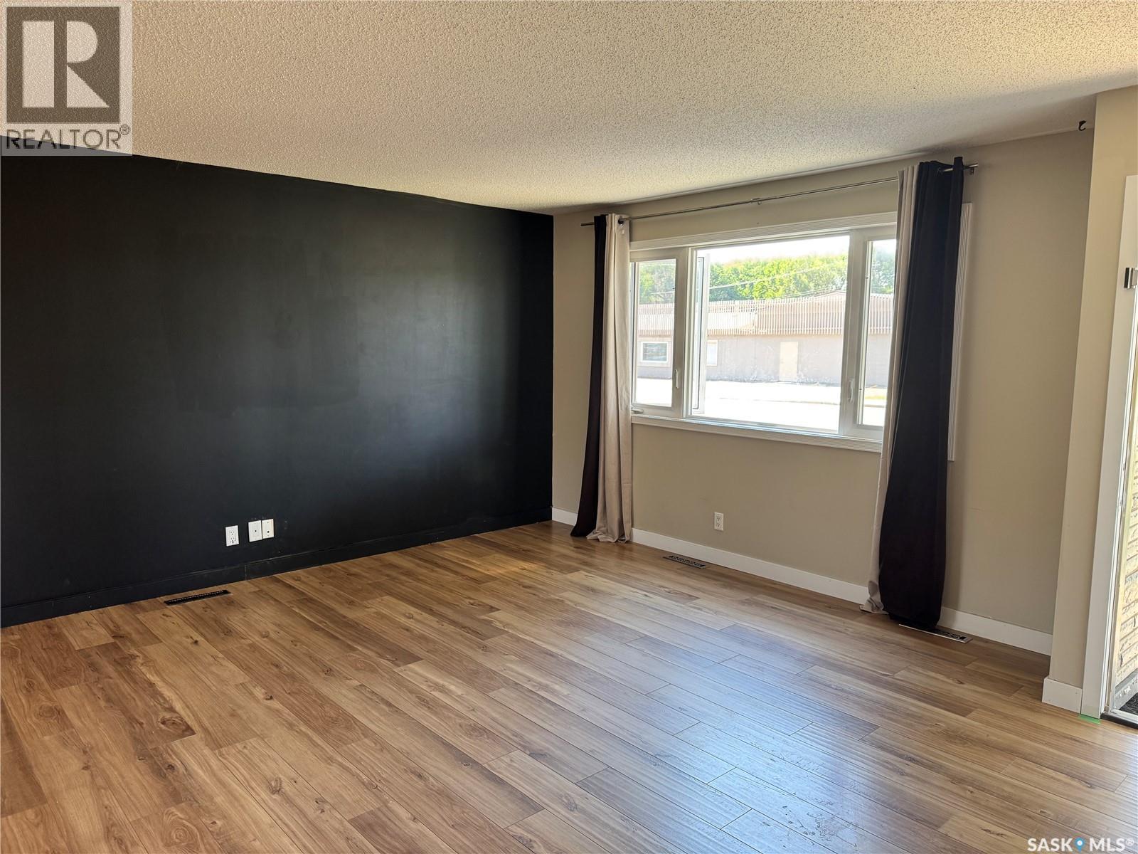 Photo 6 of 414 Witney Avenue N, Saskatoon SK