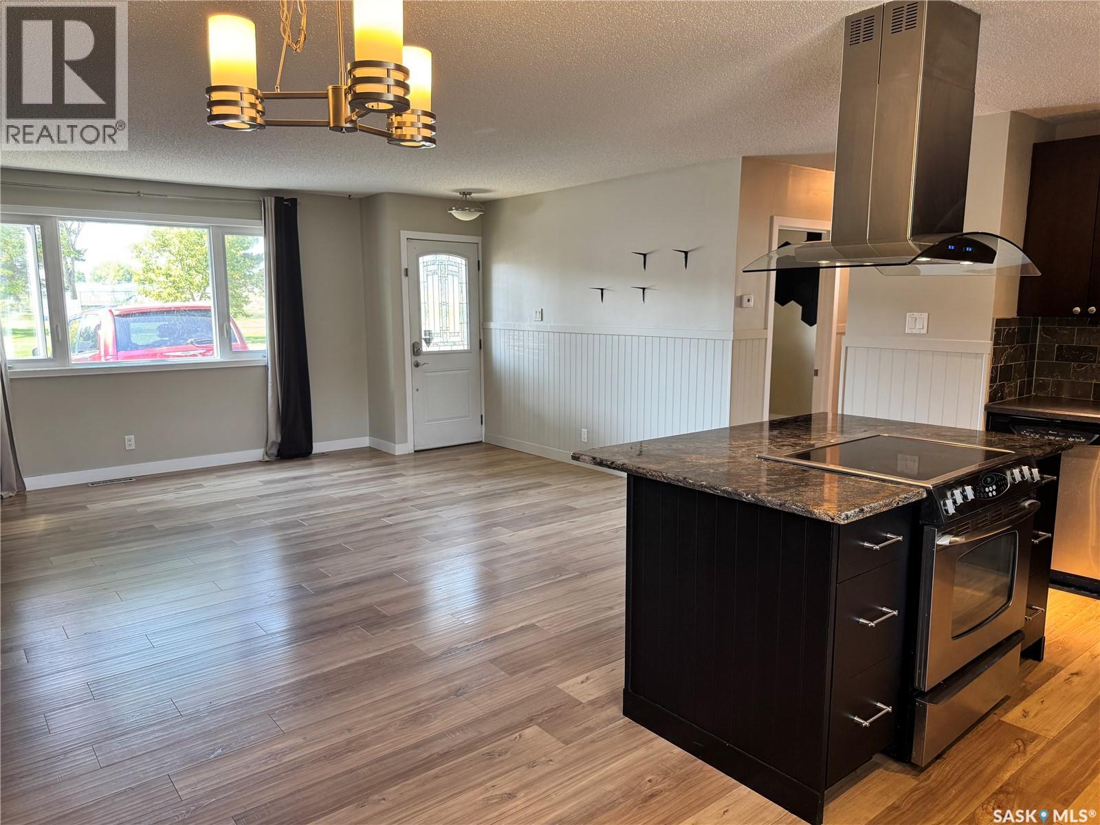 Photo 7 of 414 Witney Avenue N, Saskatoon SK