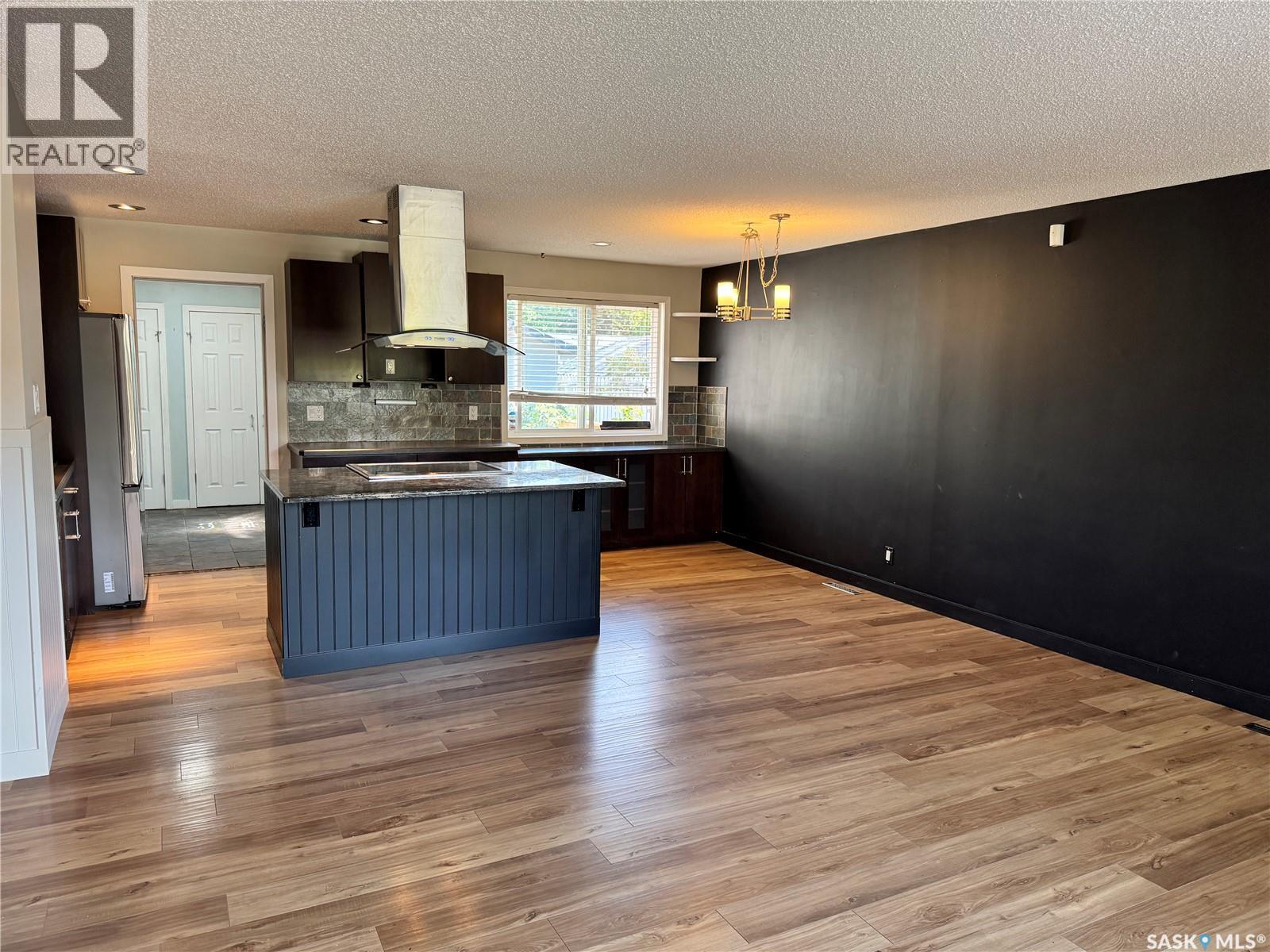 Photo 8 of 414 Witney Avenue N, Saskatoon SK