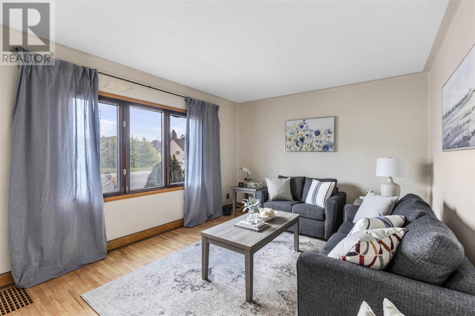 Photo 5 of 1287 Wellington St E, Sault Ste Marie ON
