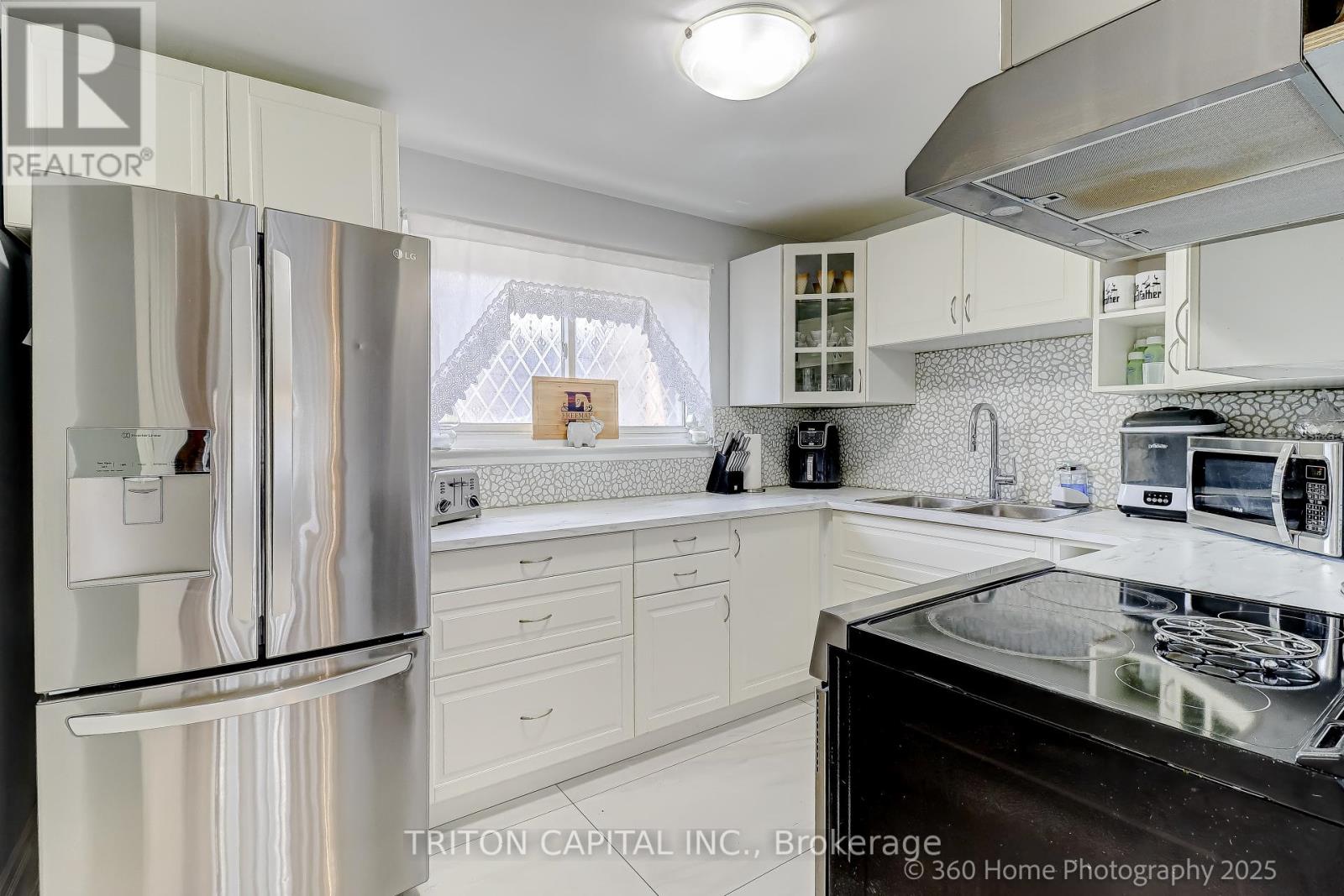 Photo 3 of 57 Darras Court, Brampton ON