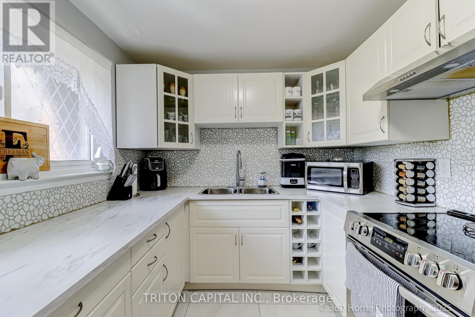 Photo 4 of 57 Darras Court, Brampton ON