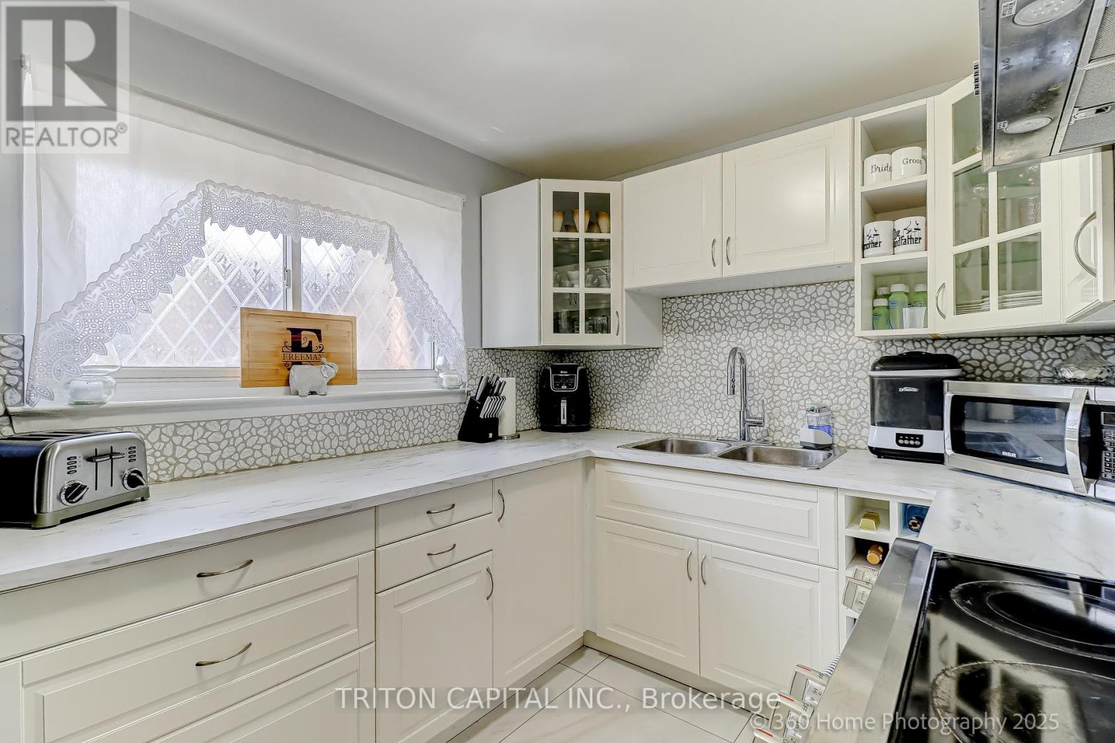 Photo 5 of 57 Darras Court, Brampton ON