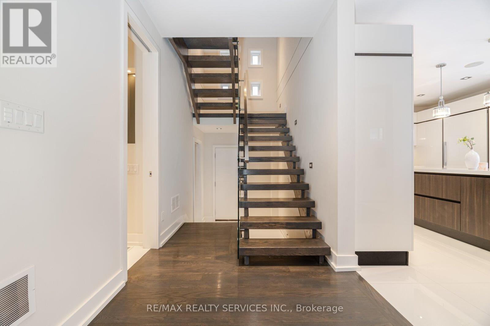 Photo 17 of 685 Montbeck Crescent, Mississauga ON
