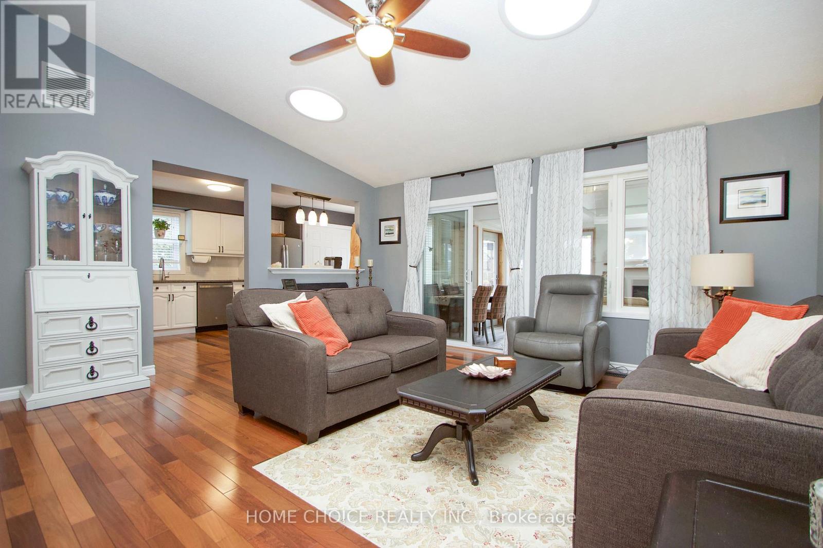 Photo 10 of 29 Cornerbrook Court, Clarington ON