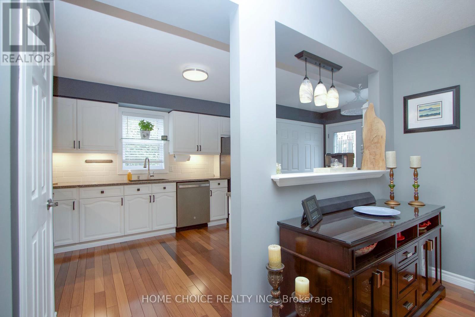 Photo 11 of 29 Cornerbrook Court, Clarington ON