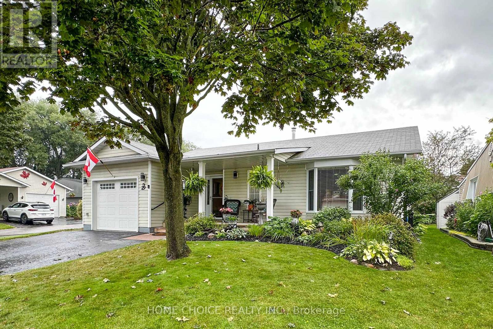 Photo 2 of 29 Cornerbrook Court, Clarington ON